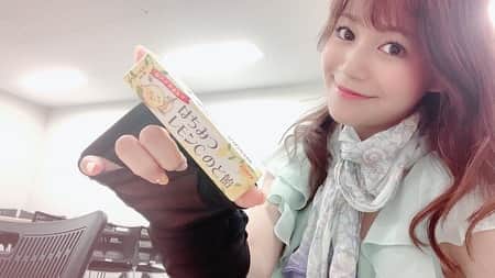 のインスタグラム：「‪【#はちみつレモンCのど飴】  まろやかなはちみつにレモンが爽やかに 香る、おいしく癒されるのど飴です🍋　  のどを大切に🌟守りましょ〜う❣️  #カンロ #のど飴 #のどあめ  #お菓子 #おかし #おやつ  ‪#駄菓子アナウンサー‬ ‪#駄菓子屋 #駄菓子女子 ‬ ‪#駄菓子 #日本駄菓子協会 #公認‬  ‪#HAP #horipro‬ ‪#田中めぐみ #アナウンサー‬ ‪#ホリプロ #ホリプロアナウンス室‬」
