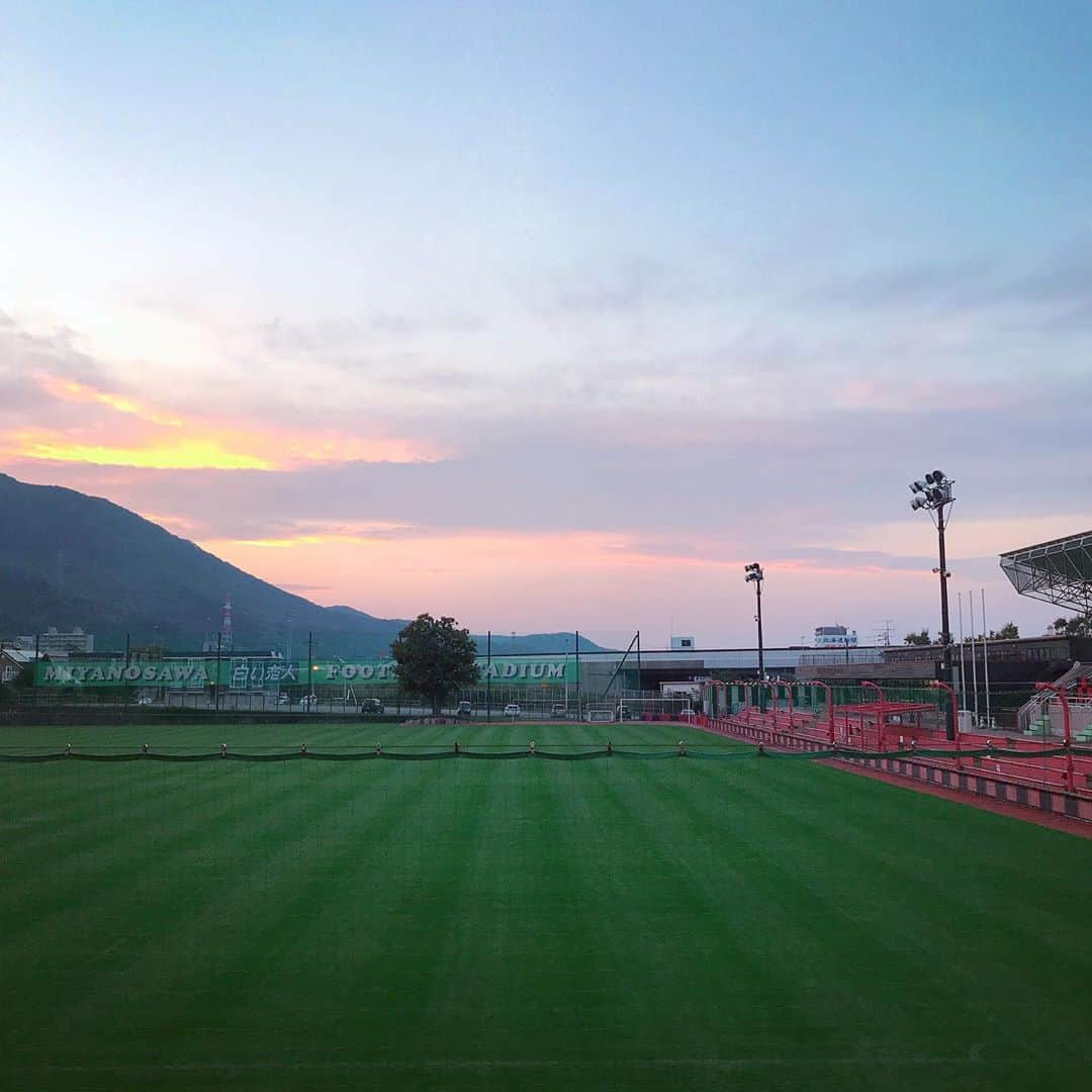 コンサドーレ札幌さんのインスタグラム写真 - (コンサドーレ札幌Instagram)「.............﻿ ﻿ 宮の沢白い恋人サッカー場にて📸﻿ 淡い夕焼けがとても綺麗でした✨﻿ ﻿ @shiroikoibitopark﻿ #Ｊリーグ #jleague ﻿ #consadole #コンサドーレ﻿ #北海道 #HOKKAIDO﻿ #札幌 #SAPPORO﻿ #夕焼け」9月18日 15時44分 - hokkaido_consadole_sapporo