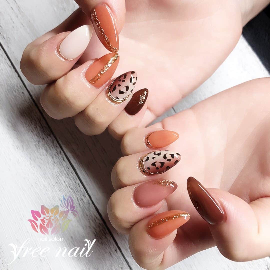 free nail フリーネイルのインスタグラム：「. お客様ネイル💅🏻🍂 . 秋色アニマルネイル🐆🍂 . 大人の秋ネイル🌝🍂 . ▶︎▶︎▶︎スワイプして動画も見てね☝︎🎬✨ . ご来店ありがとうございました🙇🏻‍♀️🙇🏻‍♀️🙇🏻‍♀️💗 . #ネイルアート #ジェルネイル #ネイルサロン #大阪ネイルサロン #ネイルデザイン #ネイルチェンジ #アニマルネイル #レオパードネイル #アニマル柄 #メタリックネイル #オレンジネイル #ブラウンネイル #デザインネイル #トレンドネイル #大人ネイル #シンプルネイル #おしゃれネイル #秋ネイル #autumnnails #nailsart #nailsdid #美甲 #日式美甲 #日式美甲胶 #日本美甲师 #日本美甲老师 #美甲上课 #日本胶 #フリーネイル #freenail」