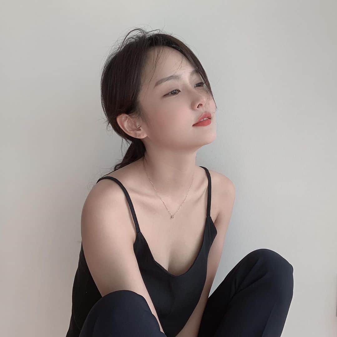 ハ・ウンジンのインスタグラム：「🖤」