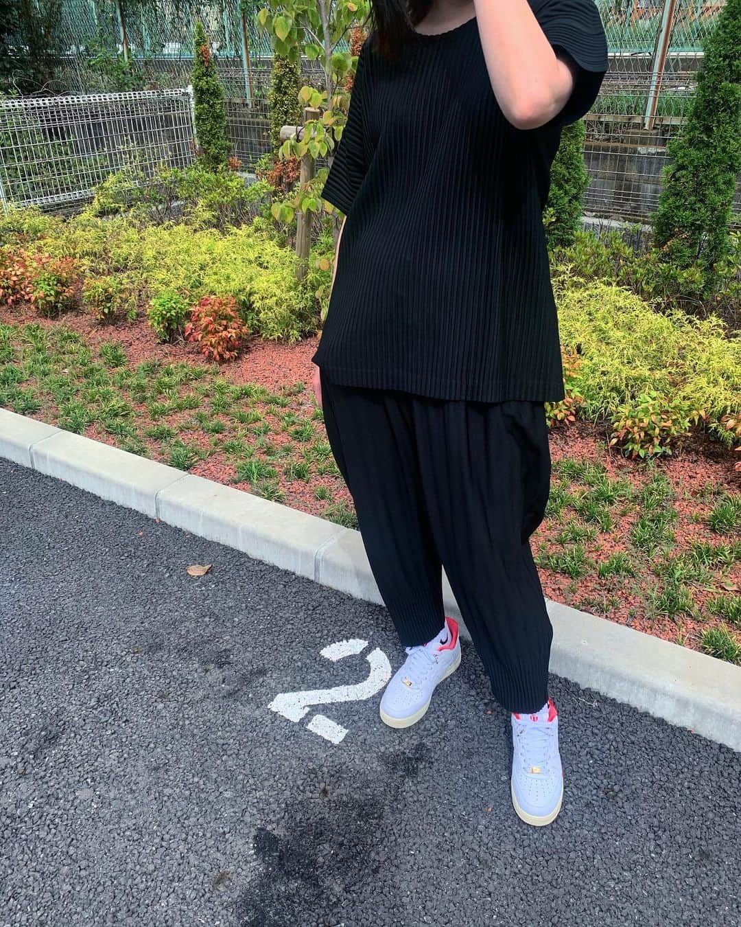 のインスタグラム：「. . 上下 @hommeplisse_isseymiyake 👕👖 . . #hommeplisse #isseymiyake #kith #nike #airforce1 #airforce #airforce1daily #sneakerhead #sneakerheads #sneakergram #blackcode #blackstyle #streetstyle」
