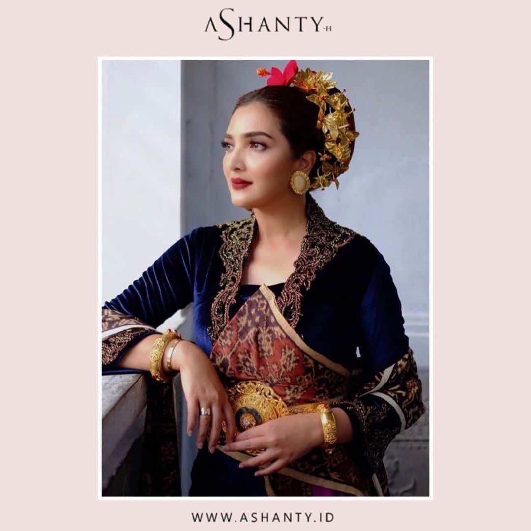 ASHANTY BEAUTY CREAM OFFICIALのインスタグラム：「Invest in your skin. It is going to represent you for a very long time. - Linden Tyler -   Ashanty beauty cream merawat dan menutrisi kulit wajah, menjadikan kulit wajahmu lebih cerah, bersih, lembut, lembab, kencang dan kenyal 😘  Wajah membutuhkan perawatan wajah yang tepat dan membutuhkan waktu untuk mendapatkan hasil yang maksimal, kunci sukses dalam menggunakan skincare adalah rutin dan sabar. Gunakan terus Ashanty Beauty Cream yang sudah terpercaya, aman, nyaman dan memberikan hasil yang pasti 😍  _________________________________ Informasi dan pemesanan : WA: 085781140354 WA: 081287388885 WA: 087778489900 WA: 081293823950 FAST RESPONS CLICK LINK yang ada di Bio IG @ashantyid 🌸✨ _________________________________ #ashantybeautycosmetics #beauty #cosmetics #brandlocal #kosmetikhalal #makeup #kosmetikartis #ashanty #thehermansyah #beautyvlogger #jualkosmetikmurah #kosmetikmahal #kosmetikbagus #ashantyid #keluargaasix #ashantyhermansyah #mua」