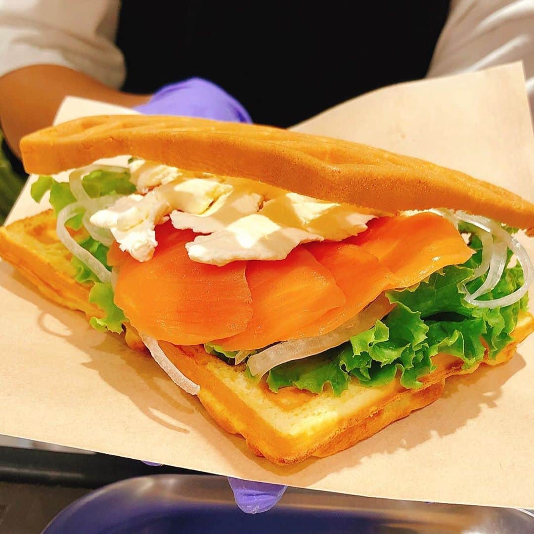 のインスタグラム：「【西館B1階】ライオンコーヒー・クレープリーココマンナ🦁﻿ ライオンコーヒーのサンドウィッチ&レモネードをご紹介！﻿ ﻿ ①スモークサーモン&クリームチーズのサンドウィッチ😋﻿ ほんのり甘いワッフル×塩気のある中身の組み合わせ！﻿ ﻿ ②炭酸入りレモネード🍋﻿ 甘すぎないさわやかな酸っぱさ！﻿ ライオンのマークもかわいい！﻿ ﻿ ほかにも様々なサンドウィッチ、ドリンクメニューを取り揃えております！﻿ ぜひぜひお越しください🦁﻿ ﻿ ﻿ ﻿ ﻿ #ランチ #lunch #ライオンコーヒー #サンドウィッチ #sandwich #レモネード #lemonade #ワッフル #waffles ﻿ #名古屋パルコ #名古屋PARCO #nagoyaparco #名古屋 #nagoya #栄 #矢場町」