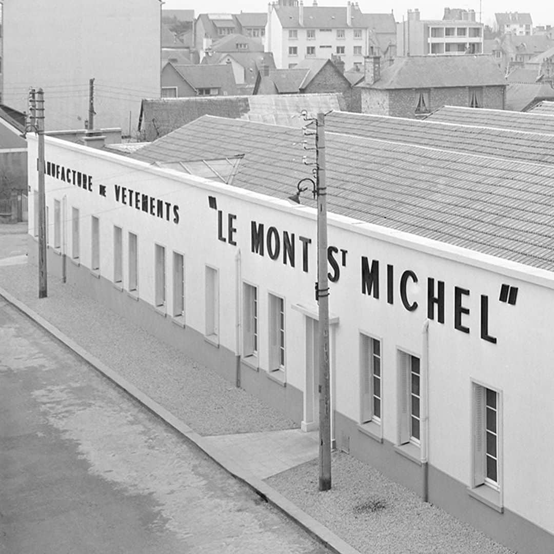 ル・モンサンミッシェルさんのインスタグラム写真 - (ル・モンサンミッシェルInstagram)「Photo des ateliers Le Mont St Michel dans les années 1960. ____ Picture of the Le Mont St Michel factory in the 1960s.」9月18日 15時54分 - lemontstmichel