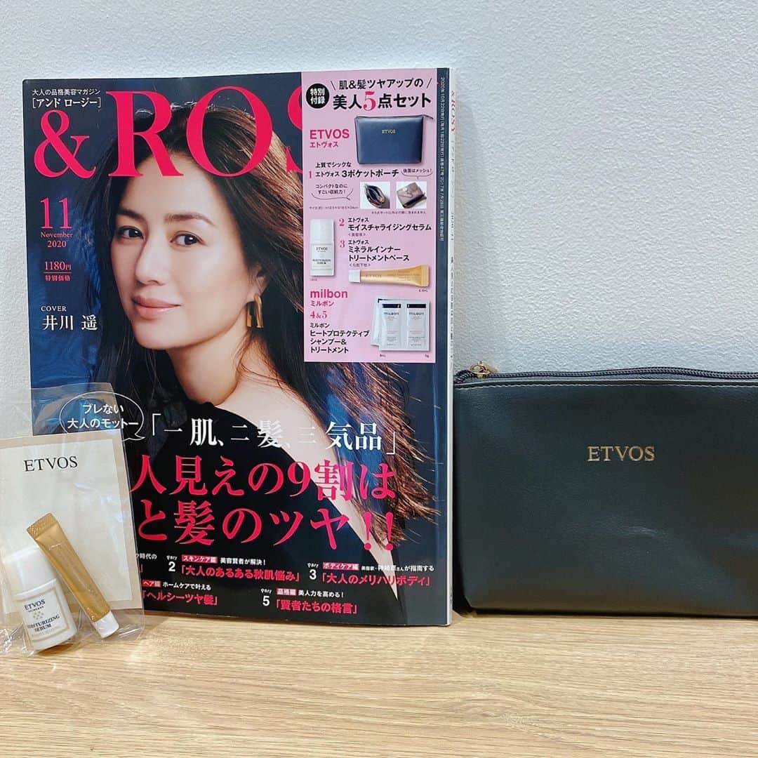 尾川ひふみのインスタグラム：「&ROSY 11月号は明日19日発売で、付録は#etvos のスキンケア人気No1の#モイスチャライジングセラム と#ミネラルトリートメントベース 、そしてエトヴォス3ポケットポーチです。 新発売のミネラルトリートメントベースはお陰様でご好評頂いております。是非付録でもお試し下さい。 #androsy #androsy付録 #雑誌付録 #アンドロージー #アンドロージー付録 #付録コスメ #保湿スキンケア #保湿下地 #雑誌の付録 #美容雑誌 #美容雑誌付録 #コスメ付録」