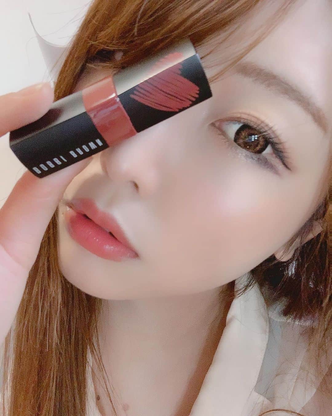 新村あかりのインスタグラム：「ハートのボビィのリップ💓 色も可愛くて好きィ〜！！  #bobbibrown  #lip」