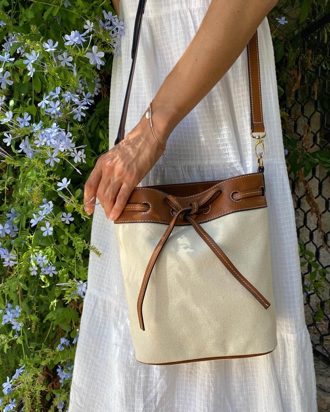 The Horseさんのインスタグラム写真 - (The HorseInstagram)「The Bucket Bag in natural canvas with a tan leather trim is your spring essential, tap to shop @alice_grigoriadi's throw in and go hero!」9月18日 16時00分 - the_horse