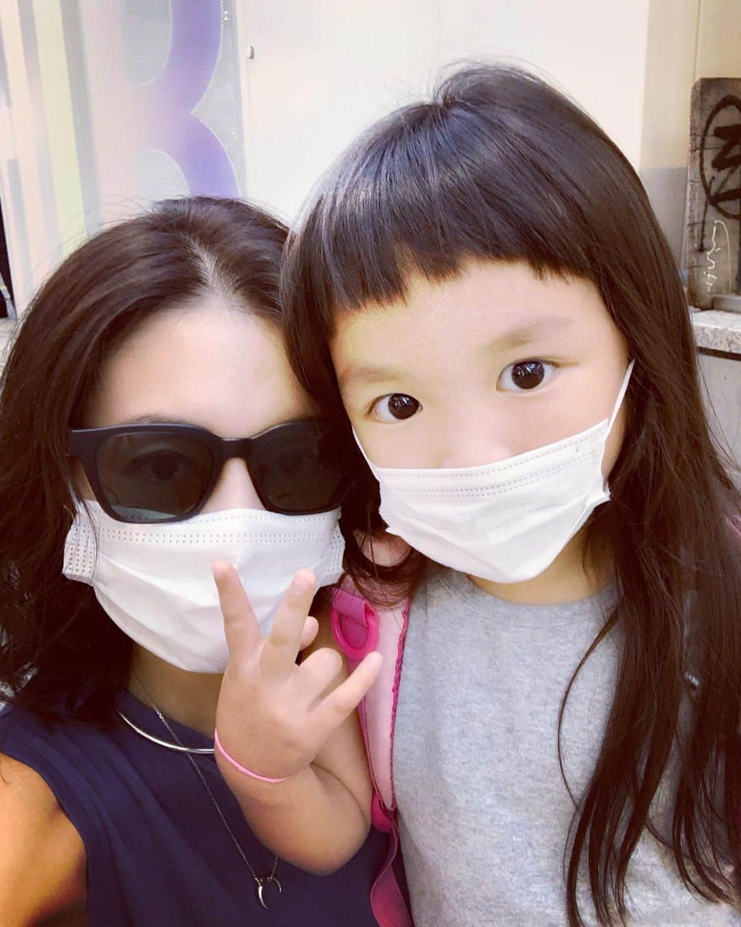 内藤陽子のインスタグラム：「久しぶりにTwiggy✂︎ ニコの前髪ぱっつん👱‍♀️ いつも個室でリラックス🍷 屋上でリラックス🚬 最近ニコも恋心を抱くようになったようで、イケメン佐伯さんのシャンプー&カットじゃなきゃ行かないってよ。  #twiggy #恋はじめました」