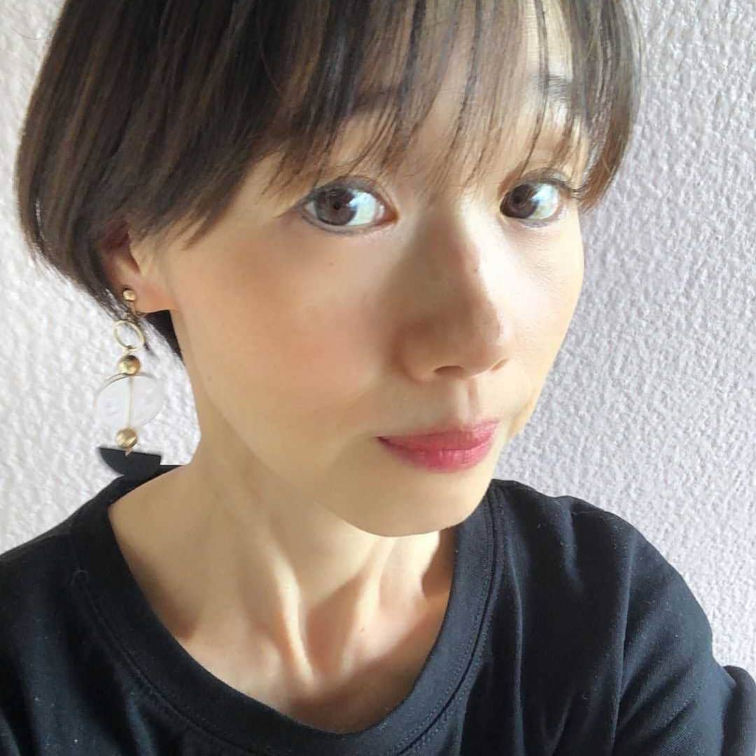Dokumo.Tvのインスタグラム：「. 髪のパサつきが気になってたとの事で 集中補修ヘアパックをお試しいただいたところ、 ツヤ感がでてとっても綺麗になりました🥰  可愛いモデルさん♡ この度は、ありがとうございました💫  #Repost @saori684 (@get_repost) ・・・ カラーや傷んだ髪の 集中補修ができるヘアパック。 試してみました！  髪のダメージ部分（髪の隙間）に　 速やかに浸透し、 補修しながら髪を強化するトリートメントです！  剥がれたキューティクルの代わりに 髪の内部を守り、潤いを与えて保つそう  髪のパサつきが気になっていて💦 スタイリング剤をあまり使わないで ナチュラルに仕上げるのが、好きなので ツヤ感が、ほしかったところ！  1回の施術で、写真のようになりました ✨✨✨  是非、お試し下さい❣️  #セルカミ」