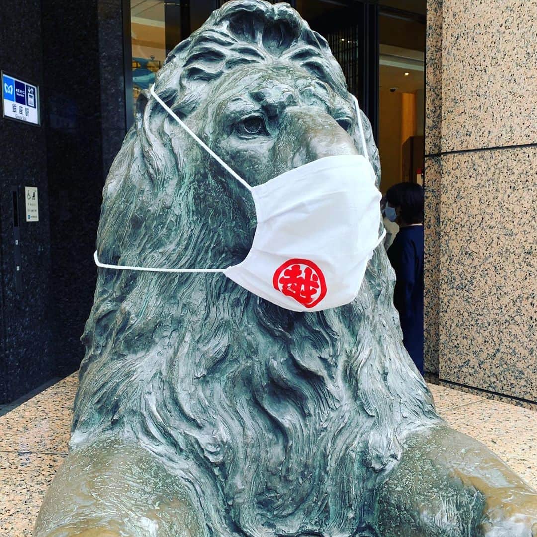 櫻井トオルのインスタグラム：「銀座三越のライオンがマスクしてた(笑) コロナ禍で大変な中、ステキなユーモア。 思わず笑っちゃった😄 がんばろ。 #銀座三越 #銀座三越ライオン像 #マスク」