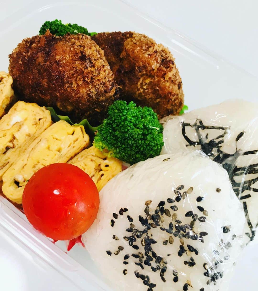 吉岡美穂のインスタグラム：「メンチカツ弁当  ハンバーグのついでに作ったメンチカツ♡ #中学生タッパー弁当 #中学生弁当 #めんちかつ弁当 #沢山食べね。」