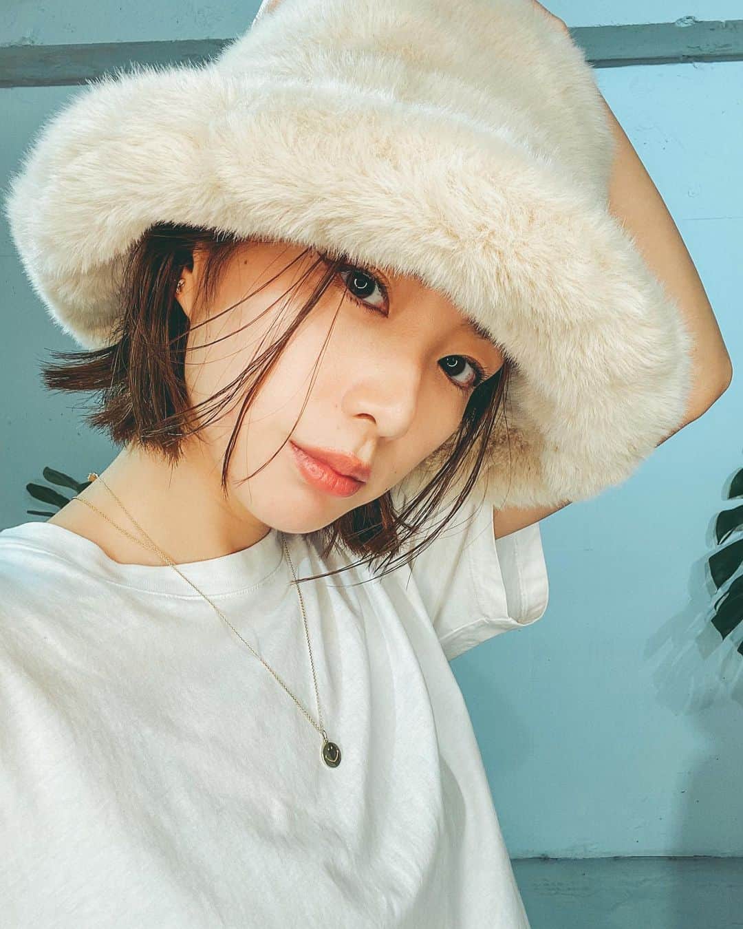 イアリサのインスタグラム：「今年１番使うであろうと自分の中で勝手にもう思っているモッフモフのファーハットの追加予約が本日18:00〜始まりますぞ。 ワイヤーも入ってるからツバの形を自由に変えれる優れもので、もうモッフモフのモフモフですぞ。 . #wcj」