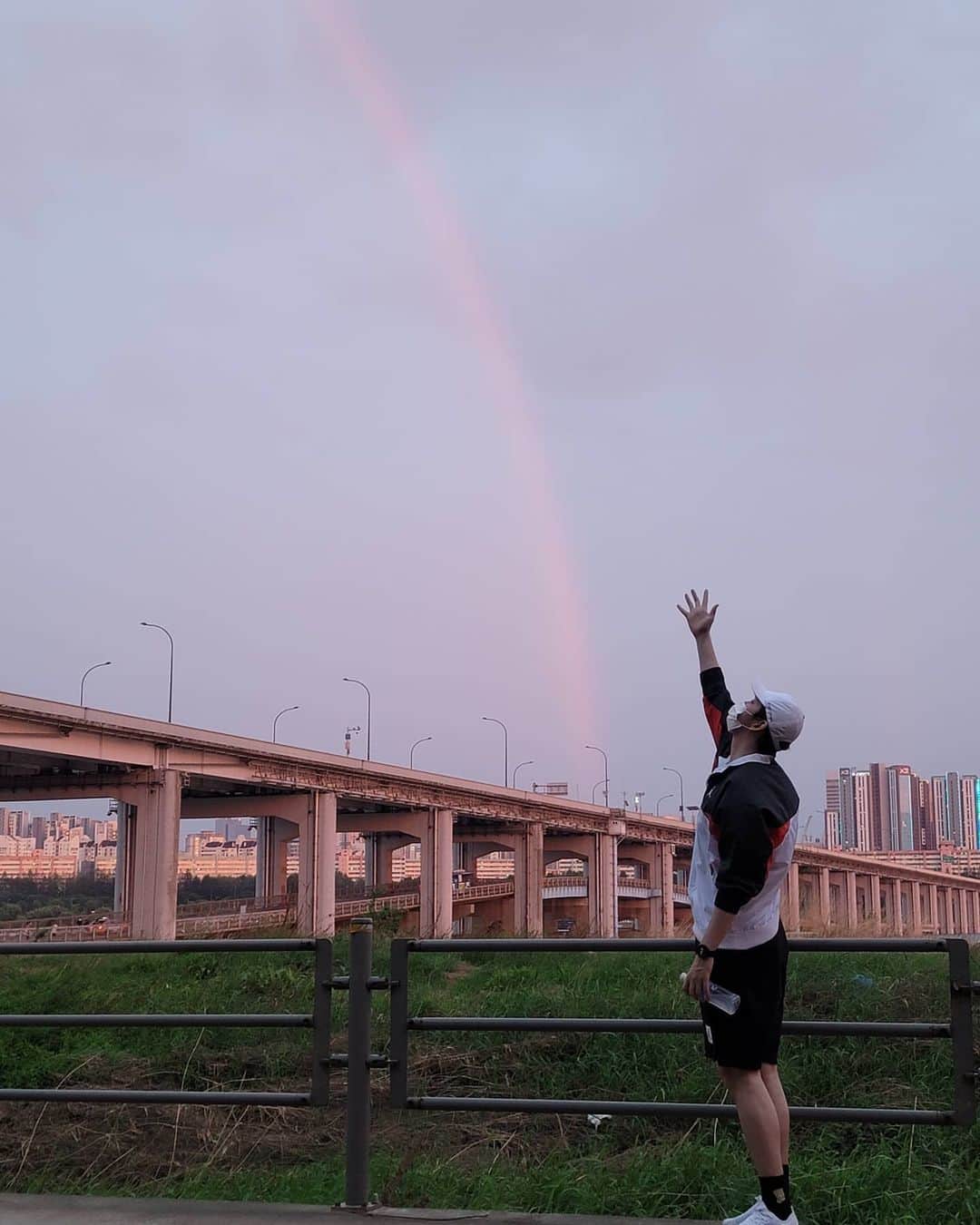 ユン・ギュンサンさんのインスタグラム写真 - (ユン・ギュンサンInstagram)「#융귱상 #가을산책 걷기 좋은날씨.」9月18日 16時18分 - yunkyunsang