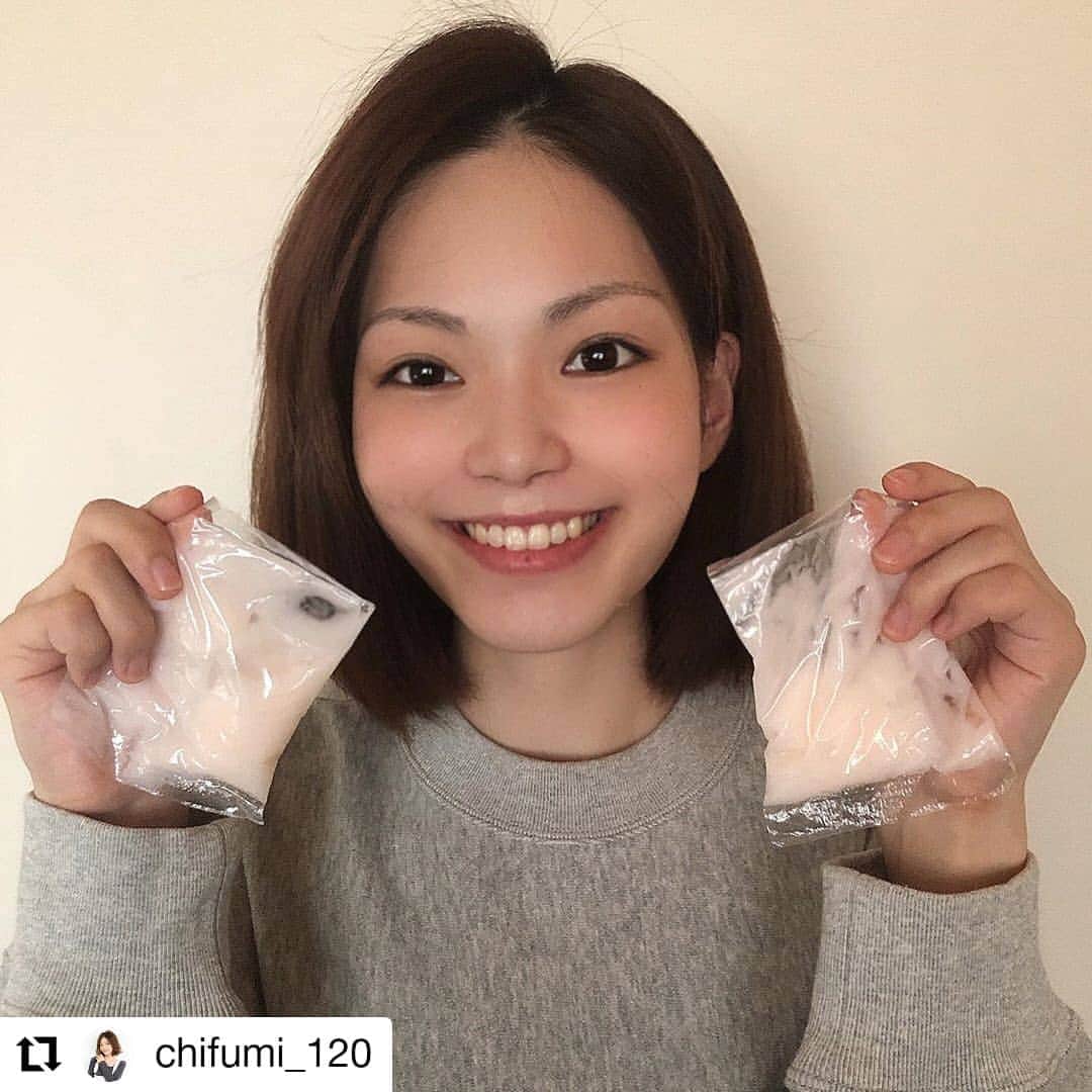 Dokumo.Tvのインスタグラム：「. お母様と一緒にトリートメントを お試しいただきました🤗  喜んでいただいて嬉しいです✨  この度は、ありがとうございました💫  #Repost @chifumi_120 • • • • • • 自宅で時短ヘアケア 。  9月1日からサロンで取り入れられた @selfkami.japan のトリートメントで 母と2人でヘアケアしてみました✨✨  くせ毛やパサつきがあった髪の毛が 艶があり纏まりのあるしなやかな髪に…  香りもいいし、ベタつきもなく ずーっと触っていたくなる💓💓  サロンに行かなくても自宅でこんなに綺麗な髪の毛になるなんて…🤤  忙しくてサロンになかなか行けなかったり、 コロナの影響で行きにくいって方も自宅でできるおすすめ商品です！  #いいね #いいね返し #followme #f4f #l4l #セルカミ #自宅ケア #ヘアケア #ヘアスタイル #モニター #サロンモデル #関西 #フリーモデル #ヘアトリートメント #セルフケア  #サロモさんと繋がりたい #美容師さんと繋がりたい #撮影依頼」