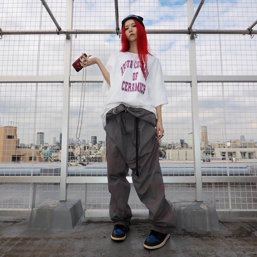 si ouxのインスタグラム：「映画「Mid90s」を観た結果﻿ ﻿ #きょうの太陽浴﻿ ﻿ tee @mr_inque ﻿ shoe #nike ﻿ beanie #blackeyepatch ﻿ ﻿ ﻿ ﻿ ﻿ ﻿ #selfportrait #自撮り #セルフポートレート #olympus #epl7 #olympuspen #olympusepl7 #mzuikodigitaled9_18mm #selfie #selfies #redhair #redhaircolor #redhaired #赤髪 #レッドヘアー」