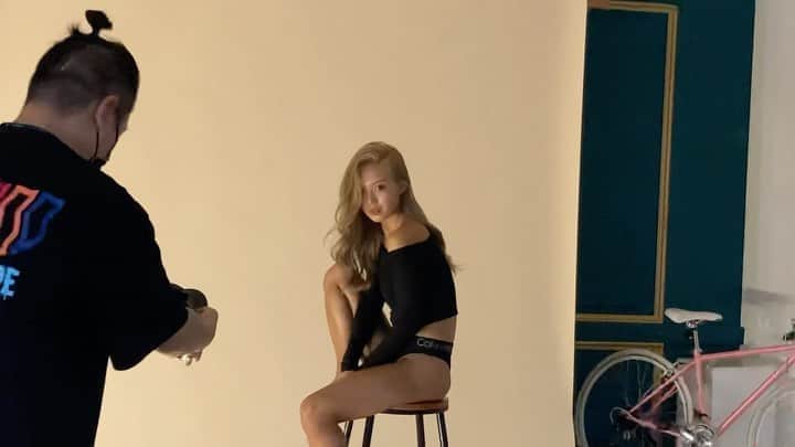キム・ダヘのインスタグラム：「5개월 노력의 결실... 원래 오일발라주는 사람, 도와줄사람 등등 같이 가는거라던데 당당히 혼자가서 대표님이 놀라심ㅋㅋㅋㅋㅋ 생각보다 정말 힘든 포즈에 허리가 부서질 것 같았지만 희라샘이 초반부터 달려와주셔서 앞에서 계속 코칭해주셔서 진짜 다행이었다... 샘아니었음 큰일날뻔 😭😭  나름 많은 촬영을 해봤지만 제~~일 힘든 촬영이 바프인거같댜... 진짜 매년 몸만들고 꾸준히 운동해서 바프찍는 모든분들 진짜 존경 💪🏾👍🏾  마지막컨셉은 작가님의 상상속 더티신부(?) 로 새로운 컨셉이 탄생했지만 어디서도 못찍어볼 화보느낌으로 나와서 제일 만족스럽다!!! 체지방 3-4 키로정도만 더 빼고 한번 더 오라고하셔서 내년에 또 도전할까 생각중(?)  10일뒤에 또 바프라서 오늘만 먹고 또 못먹지만 그래도... 결과물이 너무나 만족스러워서 집오는길에 울뻔했다... 앞으로 사진도배각...  도와주고 응원해주신분들 다들 너무너무너무 감사합니다 🤍🤍🤍🤍🤍🤍🤍  #유브이크레이션 #핏블바디스튜디오 @uct_studio @fitble_heee_ra @chanel_v_film」