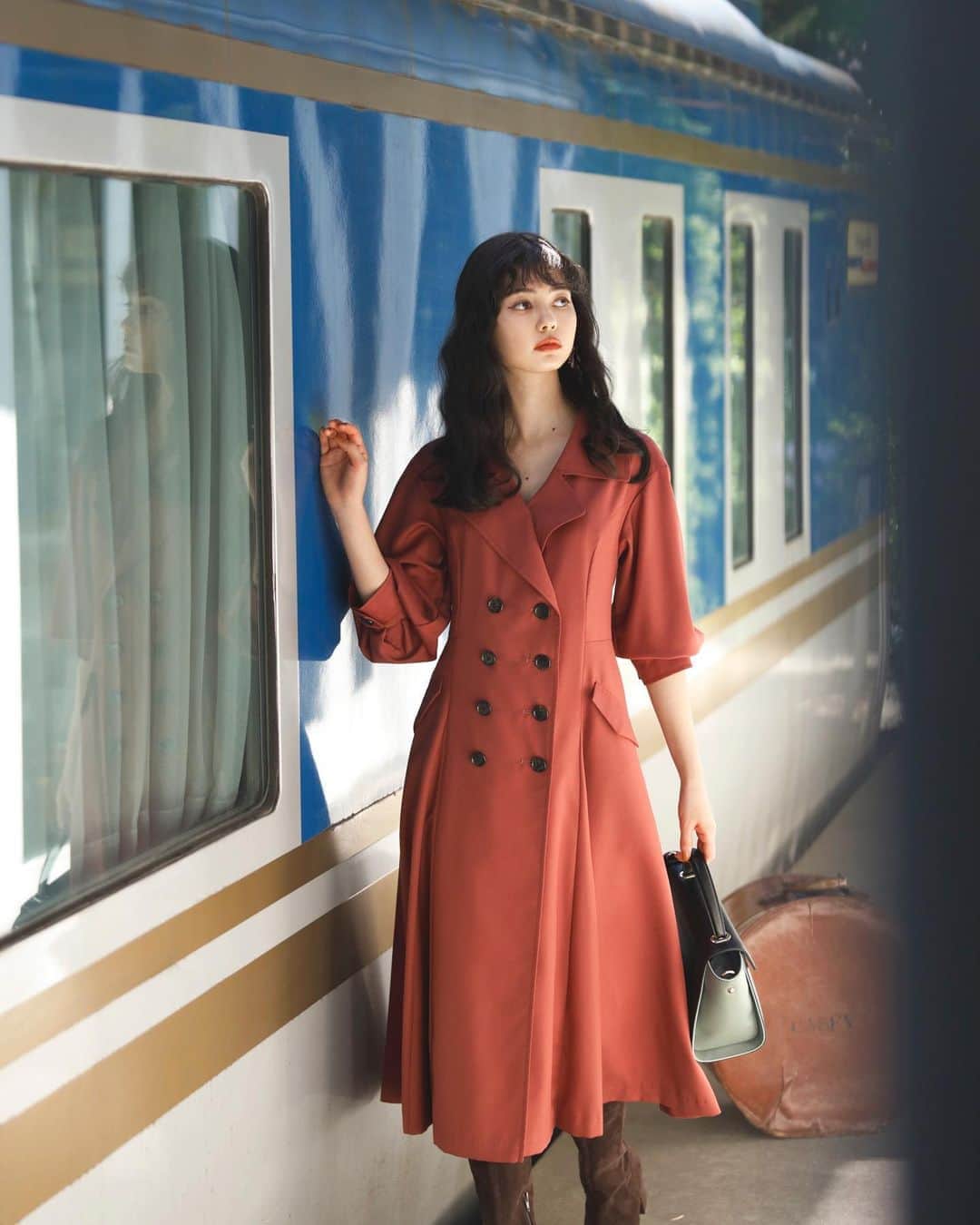 のインスタグラム：「【👗NEW ITEM👜💕】 ワンピースとしても 羽織りとしても使える トレンチコート風デザインのワンピース🥰❤️ パフスリーブの7分袖と 大きめの襟が クラシックな雰囲気漂う1枚です✨ 後ろはレースアップのデザインになっているので サイズ調整も出来 後ろ姿まで抜かりなく着られます😉🎶  👉スワイプして31filles なっちゃん（@31.natchan）と ゆりゆり（@31_yuriyuri） の着こなしもCHECK😘💘  ———————————————————— ♦️バックレースアップトレンチワンピース￥15,000+tax #31sdm品番070307 カラー(ブラウン系/ベージュ) サイズ（36/38） ♦️チェックコンビハンドバッグ￥8,900+tax #31sdm品番100303 カラー(ライトグリーン/ピンク) ♦️フェイクスエードロングストレッチブーツ￥14,000+tax #31sdm品番100000 カラー(ダークブラウン/ブラック) サイズ（S/M/L） ※10月上旬店頭入荷予定 ♦️アセテフラワーイヤリング￥2,500+tax #31sdm品番090305 カラー(ピンク/ラベンダー) ———————————————————— 入荷予定日や在庫は、店舗により異なります❕ また、予告なく入荷日が変更となる場合がございますのでご了承ください🙇‍♀ 店舗では、入荷連絡も承っておりますので スタッフまでお声掛けください☺️💕 #31Sonsdemode #31sdm #31sdm_outfit #fashion #autumn #coordinate #feminin #dress #onepiece #coat #trenchcoat #trenchonepiece #2way  #トランテアンソンドゥモード #トランテアン #秋 #コーディネート #フェミニン #ワンピース #ドレス #コート #トレンチコート #トレンチワンピース #新作」