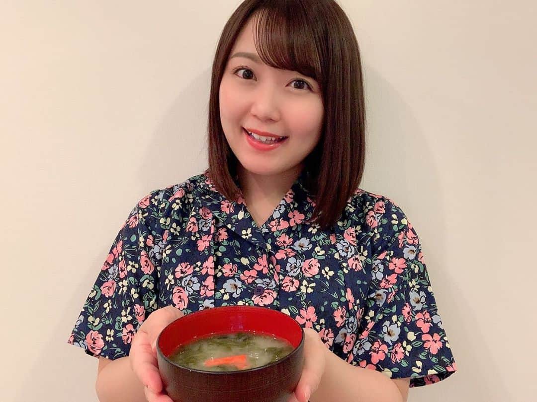 嶋梨夏さんのインスタグラム写真 - (嶋梨夏Instagram)「お味噌汁率の高さ、失礼いたします🙇🏻‍♀️💦舞台のお稽古や本番期間は手軽に栄養がとれるお味噌汁にめちゃくちゃ頼っておりましたため、お味噌汁の投稿が増えております🥺ただ、めちゃくちゃ簡単なのにめちゃくちゃ美味しいので、やってみてくださーい！！✨このお味噌汁は、あおさを入れて最後にカニカマを入れただけ。このカニカマがめちゃくちゃ良い役割を果たしてくれていて程よい塩分と旨味が出て美味しかったです😳✨✨✨ . . . . . #おうち時間 #stayhome #おうちごはん #自炊 #ごはん記録 #instafood #簡単ごはん #味噌汁 #お味噌汁 #あおさ #あおさの味噌汁 #カニカマ #アラサー女子 #丸顔 #ボブ #ぷに子 #ぽっちゃり #photooftheday #JAPAN #japanesegirl #avex #avexmanagement #instagood #followme #シマリカご飯 #しまりか手乗りごはん #ricashima #嶋梨夏」9月18日 16時27分 - shimarica_jp