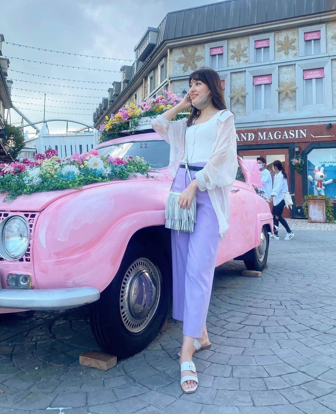 斎藤まりなのインスタグラム：「いつかのコーデ☺️ ・ ホワイトベースのコーデに、 カラーパンツでアクセント💜 ・ シアーシャツって 日焼け対策にもいいし、 羽織るだけでこなれ感出してくれる〜すき〜🤤 ・ #まりぴこーで #ootd #毎日コーデ #シアーシャツ #カラーパンツ」