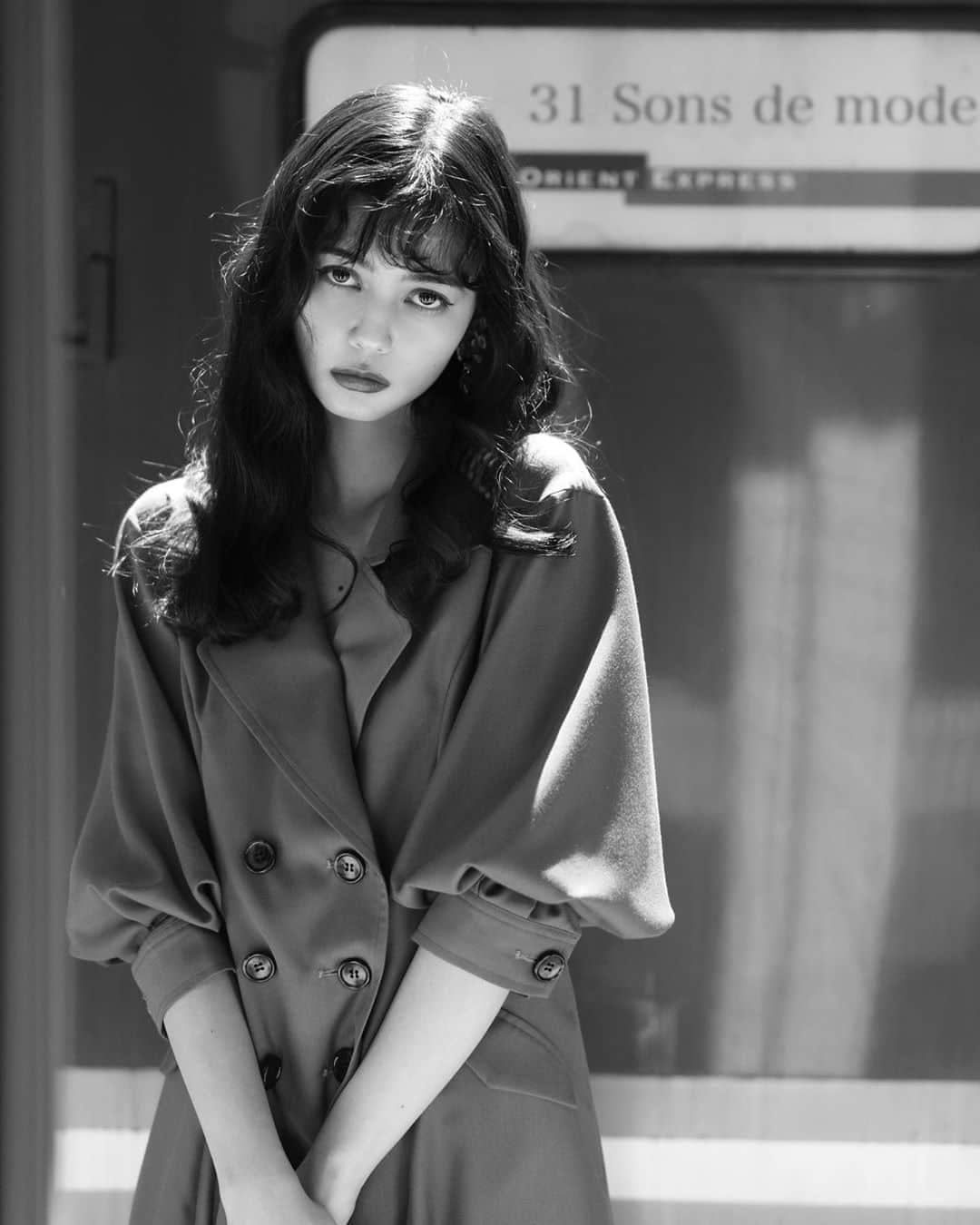 のインスタグラム：「【👗NEW ITEM👜💕】 ワンピースとしても 羽織りとしても使える トレンチコート風デザインのワンピース🥰❤️ パフスリーブの7分袖と 大きめの襟が クラシックな雰囲気漂う1枚です✨ 後ろはレースアップのデザインになっているので サイズ調整も出来 後ろ姿まで抜かりなく着られます😉🎶 ———————————————————— ♦️バックレースアップトレンチワンピース￥15,000+tax #31sdm品番070307 カラー(ブラウン系/ベージュ) サイズ（36/38） ♦️チェックコンビハンドバッグ￥8,900+tax #31sdm品番100303 カラー(ライトグリーン/ピンク) ♦️フェイクスエードロングストレッチブーツ￥14,000+tax #31sdm品番100000 カラー(ダークブラウン/ブラック) サイズ（S/M/L） ※10月上旬店頭入荷予定 ♦️アセテフラワーイヤリング￥2,500+tax #31sdm品番090305 カラー(ピンク/ラベンダー) ———————————————————— 入荷予定日や在庫は、店舗により異なります❕ また、予告なく入荷日が変更となる場合がございますのでご了承ください🙇‍♀ 店舗では、入荷連絡も承っておりますので スタッフまでお声掛けください☺️💕 #31Sonsdemode #31sdm #31sdm_outfit #fashion #autumn #coordinate #feminin #dress #onepiece #coat #trenchcoat #trenchonepiece #2way  #トランテアンソンドゥモード #トランテアン #秋 #コーディネート #フェミニン #ワンピース #ドレス #コート #トレンチコート #トレンチワンピース #新作」