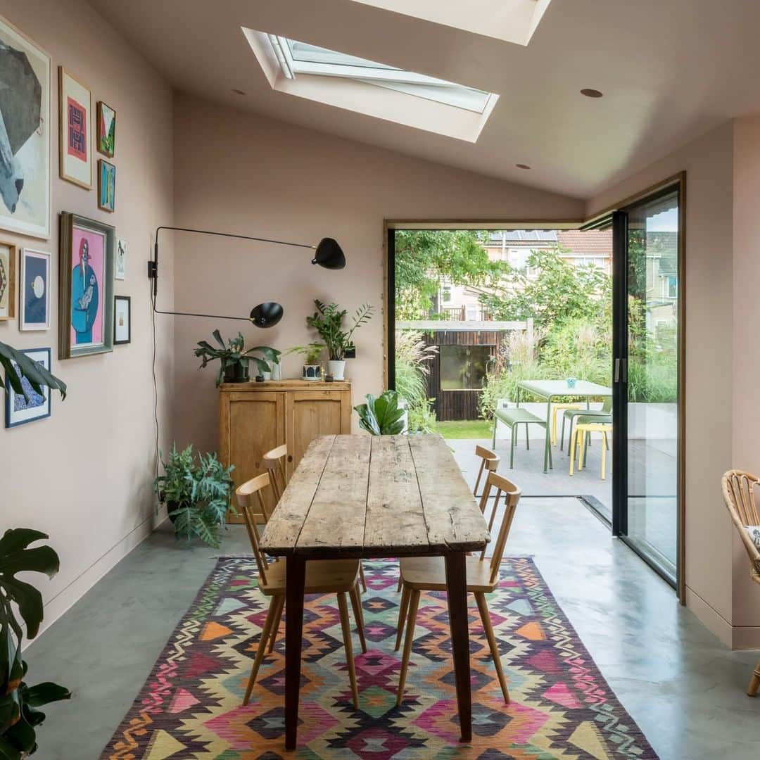 The Modern Houseさんのインスタグラム写真 - (The Modern HouseInstagram)「#forsale A Study in Colour: a three-bedroom home in Bath which has been decorated in a soft colour palette throughout. Head to the link in our bio for the sales listing.」9月18日 16時31分 - themodernhouse