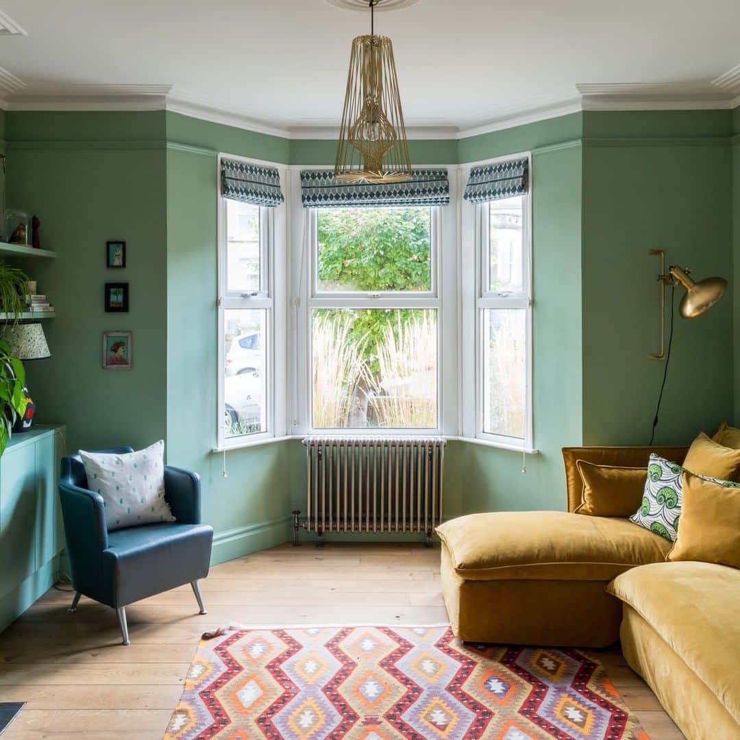 The Modern Houseさんのインスタグラム写真 - (The Modern HouseInstagram)「#forsale A Study in Colour: a three-bedroom home in Bath which has been decorated in a soft colour palette throughout. Head to the link in our bio for the sales listing.」9月18日 16時31分 - themodernhouse