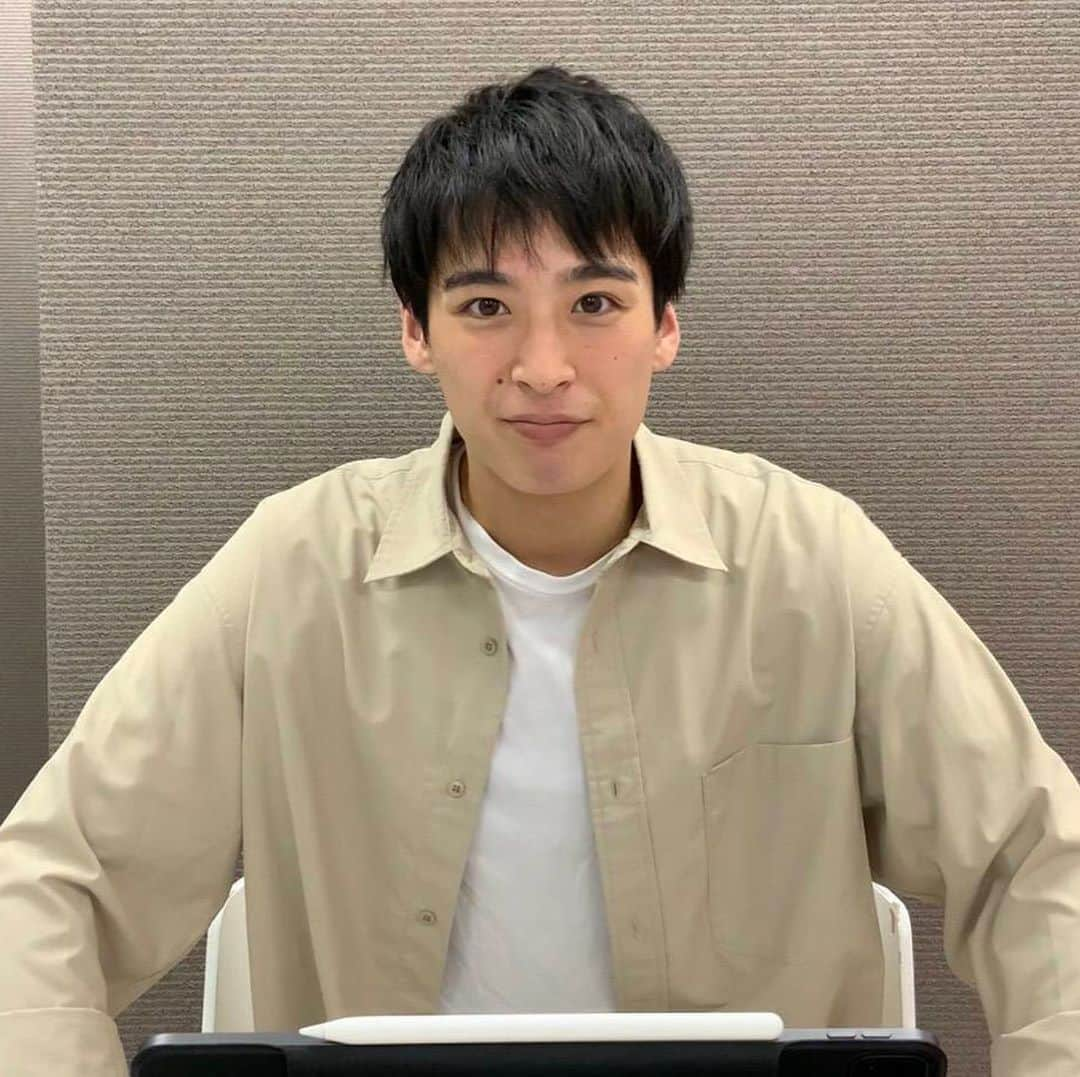 山下航平さんのインスタグラム写真 - (山下航平Instagram)「どうも、山下航平です😀  先日、会社に行った際に動画を撮りました。  必死に何かについて語っています。 あと、髪の毛切りました。短くなりました😀  #一番好きなのは三枚目」9月18日 16時31分 - kouhei_yamashita_official