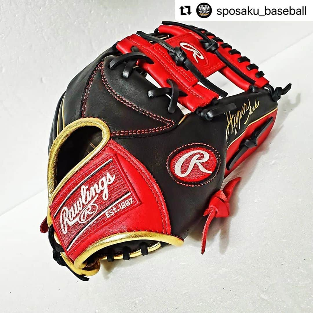 Rawlings Japanさんのインスタグラム写真 - (Rawlings JapanInstagram)「#Repost @sposaku_baseball with @make_repost ・・・  ﻿ ローリングスより﻿ 一般軟式プレーヤーに向けた﻿ コンビカラーデザインの﻿ Ｍ号ボール対応グラブ入荷📣﻿ ﻿ 黒をベースに赤とゴールドで﻿ 鉄板のカッコ良さを演出する﻿ B/SC(ブラック/スカーレット)☝️﻿ ﻿ ロイヤルに﻿ 2020のトレンドカラー﻿ である「キャメル」をかけて﻿ 明るくPOPなカッコ良さを演出する﻿ RY/CAM(ロイヤル/キャメル)☝️﻿ ﻿ 共に「オーバルR」やロゴ刺繍が﻿ 施されローリングスらしさ満載‼️﻿ ﻿ 小指付け根部分のヒンジを﻿ 改良しグラブの開閉をサポートする機能﻿ 「イージーヒンジ」を採用💨﻿ ﻿ 硬くなったＭ号の衝撃から手を守る﻿ 表平裏部には﻿ 衝撃緩和材を搭載💨﻿ ﻿ バント裏には汗を素早く吸収し﻿ 従来のボアよりも変形、型崩れが﻿ 少ないドライフォームを搭載💨﻿ ﻿ 購入後、すぐに使える柔軟性も魅力☀️﻿ 全てはプレーヤーの笑顔の為に✊﻿ ﻿ B/SC(ブラック/スカーレット)☝️﻿ RY/CAM(ロイヤル/キャメル)☝️﻿ 君はどっちを応援する❔﻿ ﻿ @sposaku_baseball﻿ ﻿ @rawlings_japan_llc」9月18日 16時35分 - rawlings_japan_llc