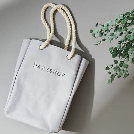 dazzshop officialさんのインスタグラム写真 - (dazzshop officialInstagram)「. . 《2020 AUTUMN WINTER COLLECTION 本日発売！》 〝Embrace Change!″ 変化を楽しもう！をテーマに、DAZZSHOPがお届けする2020 AUTUMN WINTER COLLECTION . 本日9月18日（金）より、全国発売いたします。 新商品を含む5,000円（税抜）以上お買い上げのお客様にオリジナルトートバッグをプレゼント。店頭およびオンラインショップにて、ご来店をお待ちしております。 ※数に限りがございます。  是非、DAZZSHOPで秋のメイクをお楽しみください。 . ◇◇NEW ITEMS◇◇ ―――――――――――――――――――――――――――――― ▶︎SPARKLING GEM スパークリングジェム 限定3 色 ¥2,500 (税抜) . □AMOUROUS 20 繊細なピンクパールと大きめのレッドパールを配合した肌なじみのいいレッド。 □HUMMING 21 レッドパールと大きめのゴールドパールを配合したイエロー。 □INFINITY 22 ブルーやピンクのパールを配合したグレー。  ▶︎GENIUS FORCES MASCARA ジニアスフォーシーズマスカラ 新1 色 ¥3,500 (税抜) . □VIOLET どこか気品を漂わせる深いパープル。  ▶︎ROUGE THE FUSIONIST ルージュザフュージョニスト 新1 色 ¥3,000 (税抜) . □SERENDIPITY 23 どんなメイクにもなじむシアーな発色のコーラルレッド。  ▶︎FRAMING EYEBROW PENCIL フレーミングアイブロウペンシル 3 色 セット価格各¥2,500(税抜) カートリッジ¥1,000(税抜)/ ホルダー¥1,500(税抜) . □NATURAL BROWN 01 ほんのり赤味のあるナチュラルブラウン。  □CAMEL BROWN 02 イエローベースのスモーキーなキャメルブラウン。  □WINE RED 03 赤味のあるワインレッド。  ▶︎DELIGHTFUL EYEBROW MASCARA デライトフルアイブロウマスカラ 新1 色 ¥2,500 (税抜) . □GRAIGE BERRY 07 グレージュに深みのあるレッドを加えた、ニュアンスカラー。 . ▶︎COLORED CONTACTS ONEDAY カラーコンタクトワンデー 新4 種 ¥1,800(税抜) DIA: 14.0mm / 着色直径13.4mm . □BLENDED 04 光を優しく取り込む、テラコッタブラウンとダークブラウンを重ねた色味。瞳に自然になじむので、カラーコンタクト初心者にも。  □BLENDED 05 赤味のあるグラデーションで女性らしい柔らかな目元に。スモーキーな色味なので、凛とした印象も。  □SPARKLING 04 ヘーゼルブラウンとブラウンのグラデーションが瞳と一体化。 イエロートーンで瞳全体がトーンアップし、生き生きとした軽やかな印象に。  □SPARKLING 05 日本人がつけても違和感のないブルーとブラウンの組み合わせ。 透明感と清潔感のある瞳を叶えます。 . . #DAZZSHOP#ダズショップ#ルミネエスト新宿#そごう横浜#大丸札幌#松坂屋名古屋#リンクス梅田#下関大丸#eyemakeup#makeup#beauty#cosme#ビューティー#メイク#アイメイク#コスメ#カラコン#コンタクト#秋新色#新色#新作コスメ#秋新作#限定品#限定色」9月18日 16時45分 - dazzshop_official