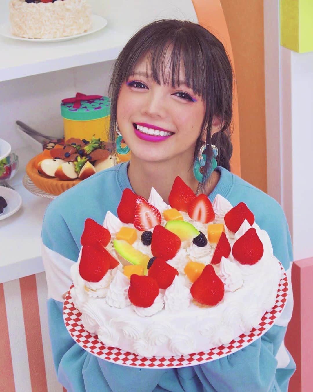 橘咲良のインスタグラム：「そしてサンプルが意外とずっしり重たくて手がプルプルしてた♡笑  #デザート #スウィーツ  #パステル  #撮影スタジオ #プルクラ撮影会  #ガーリー #乙女  #ケーキ #マカロン  #キングラビッツ #橘咲良」