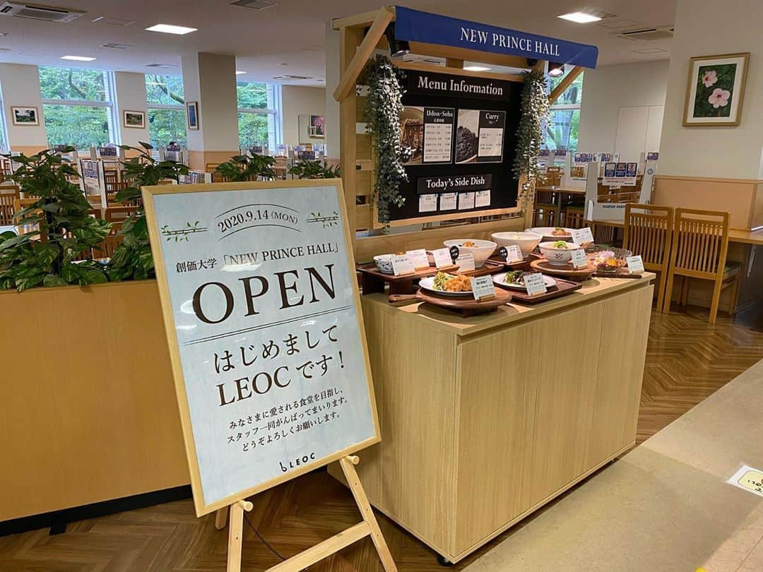 Soka Universityさんのインスタグラム写真 - (Soka UniversityInstagram)「食堂・カフェがリニューアルオープン！  本学大教室棟1階のニュープリンスホールと中央教育棟4階のグランカフェが、秋学期よりリニューアルオープンしました！🎉  運営委託会社が新たにLEOC株式会社へ変更となり、メニューが一新。ニュープリンスホールでは、日替定食500円、週替定食500円、かけうどん・そば250円、日替中華麺420円、週替丼400円、LEOCカレー380円などが提供されます。🙆‍♂️  また、ベジタリアン向けのメニューとして「L-vegeサラダ」が新たに誕生しました（1日数量限定）。100円朝食も引き続き実施されます。🙏  中央教育棟4階のグランカフェでは、クレープ各種220～260円やLEOCプリン180円などのスイーツの他、日替弁当400円～などのフードメニューも提供。ドリンクメニューも豊富で、コーヒーSサイズ100円、ラテフラッペSサイズ300円、ドリンクバー180円なども販売されています。🎊 #discoversoka #sodaigram #sokauniversity #hachioji #campuslife #universitystudent #cafeteriafood #newcafeteria #oncampus #創価大学 #八王子 #キャンパス #食堂 #リニューアルオープン #メニュー #ランチタイム #ディナータイム #カフェタイム」9月18日 16時42分 - sokauniversity