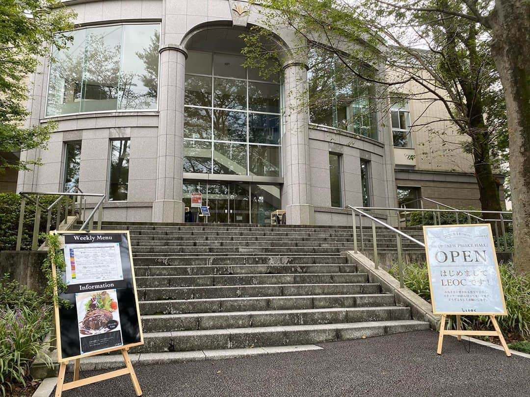 Soka Universityさんのインスタグラム写真 - (Soka UniversityInstagram)「食堂・カフェがリニューアルオープン！  本学大教室棟1階のニュープリンスホールと中央教育棟4階のグランカフェが、秋学期よりリニューアルオープンしました！🎉  運営委託会社が新たにLEOC株式会社へ変更となり、メニューが一新。ニュープリンスホールでは、日替定食500円、週替定食500円、かけうどん・そば250円、日替中華麺420円、週替丼400円、LEOCカレー380円などが提供されます。🙆‍♂️  また、ベジタリアン向けのメニューとして「L-vegeサラダ」が新たに誕生しました（1日数量限定）。100円朝食も引き続き実施されます。🙏  中央教育棟4階のグランカフェでは、クレープ各種220～260円やLEOCプリン180円などのスイーツの他、日替弁当400円～などのフードメニューも提供。ドリンクメニューも豊富で、コーヒーSサイズ100円、ラテフラッペSサイズ300円、ドリンクバー180円なども販売されています。🎊 #discoversoka #sodaigram #sokauniversity #hachioji #campuslife #universitystudent #cafeteriafood #newcafeteria #oncampus #創価大学 #八王子 #キャンパス #食堂 #リニューアルオープン #メニュー #ランチタイム #ディナータイム #カフェタイム」9月18日 16時42分 - sokauniversity