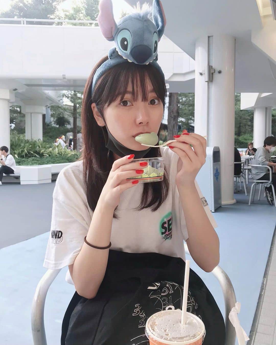 きなりのインスタグラム：「最近のわたし🐷 今の時期のディズニー混んでなくてのびのびお散歩できるから楽しかった！ 今年見れないと思ってた花火も見れて大満足☺️ 夏の思い出凝縮してた〜なおちゃんありがとう☺️❤️」