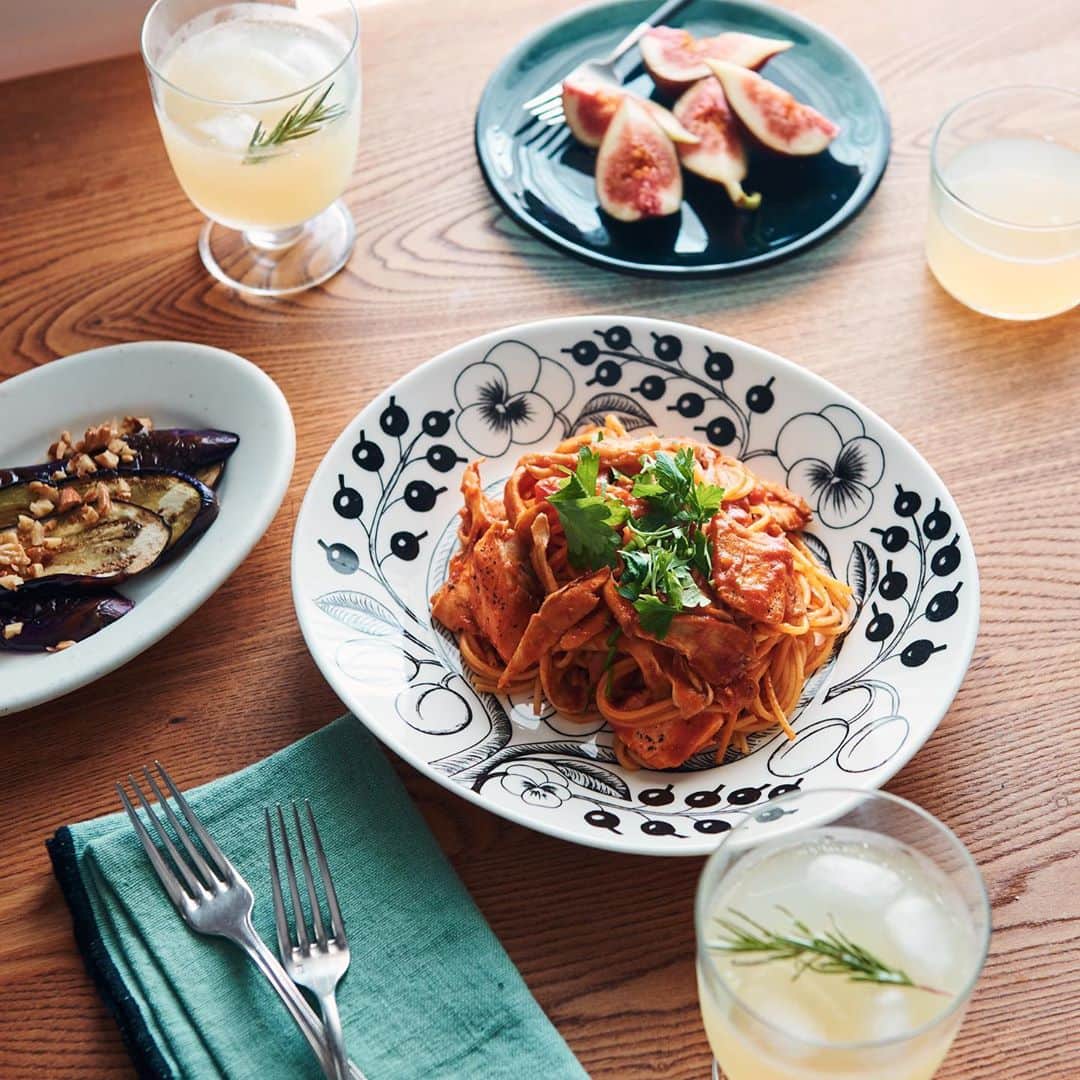 北欧、暮らしの道具店さんのインスタグラム写真 - (北欧、暮らしの道具店Instagram)「手軽に本格イタリアン。休日のおうちパーティーに！ 「秋鮭と舞茸のトマトガーリックスパゲッティ」 . - - - - - - - - - - - - 休日は家族で、ちょっとイタリアンな おうちパーティーはいかがでしょう？ . 今回は、カゴメ（@kagome_jp）の アンナマンマをつかった カンタンなのに本格的な味わいになるパスタレシピを 料理家・まきあやこさんに教わりました。 . - - - - - - - - - - - - ＜アンナマンマって？＞ カゴメのイタリアンシェフが監修した トマトベースの本格的なパスタソース。 好きな具材を加えるだけで、 簡単にお店で食べるようなパスタが味わえます。 . 今回使うのは、魚介との相性が抜群の 【トマト&ガーリック】 旬の秋鮭ときのこを加えれば 大人も子どももみんな大好きな味わいに。 . - - - - - - - - - - - - ■ 秋鮭と舞茸のトマトガーリックスパゲッティ - - - - - - - - - - - - 【材料（2~3人分）】  ・アンナマンマ トマト&ガーリック 1瓶 ・パスタ　240g（塩  大さじ1で茹でる） ・生鮭　2〜3切れ ・舞茸　150g ・オリーブオイル　 大さじ1 ・塩・胡椒　少々 ・白ワイン  大さじ1（お酒でも可） ・イタリアンパセリなど（あれば） . （作り方） ❶鮭は皮をとり、塩・胡椒で下味をつける。 . ❷フライパンにオリーブオイルを引き、 鮭を皮面から焼く。 . ❸舞茸をほぐしながら入れ、 鮭が崩れないように炒める。 . ❹白ワインをまわし入れたら、 アンナマンマ トマト&ガーリックを入れ具材に絡める。 . ❺茹でたパスタと茹で汁100ccをフライパンに入れ、 よく絡めたら完成！  - - - - - - - - - - - - まきさん： 「もしあれば、イタリアンパセリなどを最後に散らすと アクセントになってとてもおいしいです。  ソースを具に絡める際に、お好みで 牛乳を120cc程加えるとまろやかになって、 お子さんもより食べやすい味わいになりますよ」  . - - - - - - - - - - - - ＜ムービーも公開中！＞ アンナマンマを使った美味しいレシピは、 動画でもご紹介しています。 IGTV欄より「いつものランチが本場の味に」 もぜひご覧くださいね。 . [SPONSORED] . #カゴメ#kagome#アンナマンマ#ごちそうパスタ#トマトソース#おうちごはん#おうちじかん#レシピ#recipe#パスタ#メニュー#夜ごはん#北欧暮らしの道具店#暮らしを楽しむ#日々の暮らし#シンプル#料理#ディナー#献立#今日のごはん#今日の献立#ランチ」9月18日 16時52分 - hokuoh_kurashi