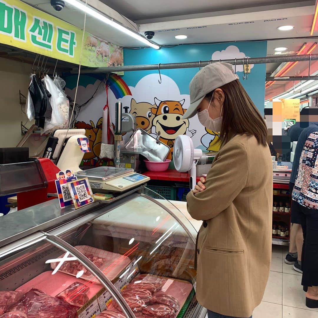イ・ヨニのインスタグラム：「스테이크고르기는 신중하게. 참새가 방앗간을 지나갈리 없지.😉」