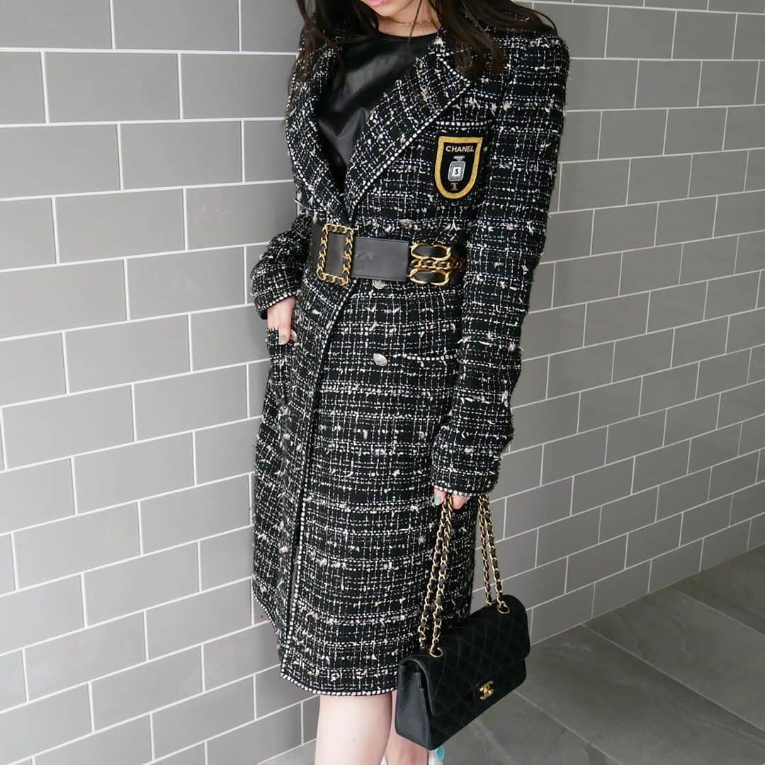 Vintage Brand Boutique AMOREさんのインスタグラム写真 - (Vintage Brand Boutique AMOREInstagram)「Rare find ✨✨ Chanel No.5 Perfume emblem tweed long jacket.  Size 38.   ▶︎Free Shipping Worldwide✈️ ≫≫≫ DM for more information 📩 info@amorevintagetokyo.com #AMOREvintage #AMORETOKYO #tokyo #Omotesando #Aoyama #harajuku #vintage #vintageshop #ヴィンテージ #ヴィンテージショップ #アモーレ #アモーレトーキョー #表参道 #青山 #原宿#東京 #chanel #chanelvintage #vintagechanel #ヴィンテージ #シャネル #ヴィンテージシャネル #シャネルヴィンテージ #amorewardrobe #アモーレワードローブ」9月18日 16時57分 - amore_tokyo