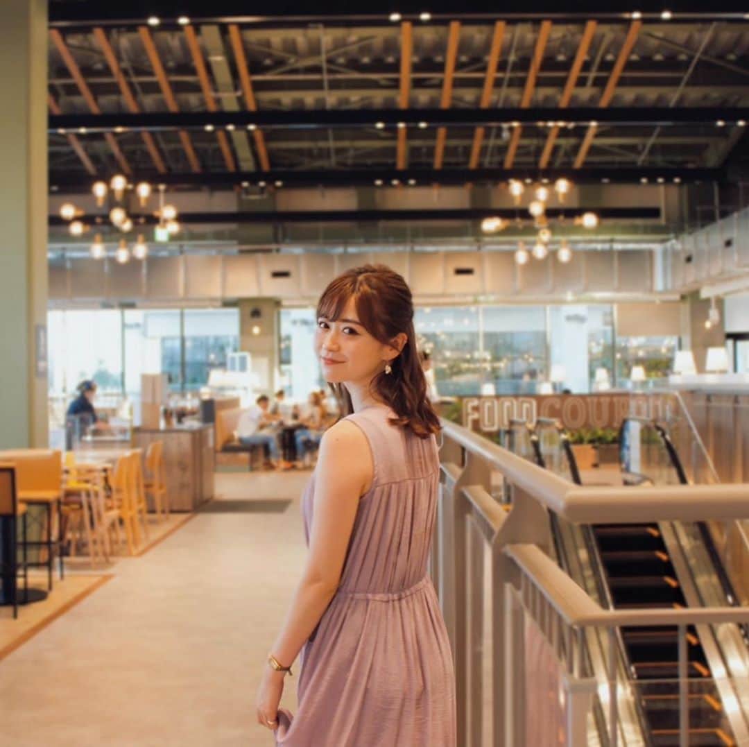 中沢結のインスタグラム：「﻿ 6月にオープンしたばかりの、三井アウトレットパーク横浜ベイサイドに行ってきました！﻿ ﻿ お気に入りのブランドも多く入ってて、お昼から夜までゆっくりお買い物🥺🤍﻿ 25周年記念セールが始まって、さらにいろいろお得にゲット出来るみたい＾＾ ﻿ 自然がいっぱいで、くじらの大屋根広場でごろごろしたり、夕陽で染まる空と海が見れたり、とても癒された、、﻿ ﻿ ご飯屋さんも充実してて、お昼はフードコートでフレンチトースト食べて、夜はパエリアとワイン🥘🍷﻿ 身も心も大満足でした、、！﻿ ﻿ #横浜ベイサイド#三井アウトレットパーク横浜ベイサイド#横浜アウトレット#pr」