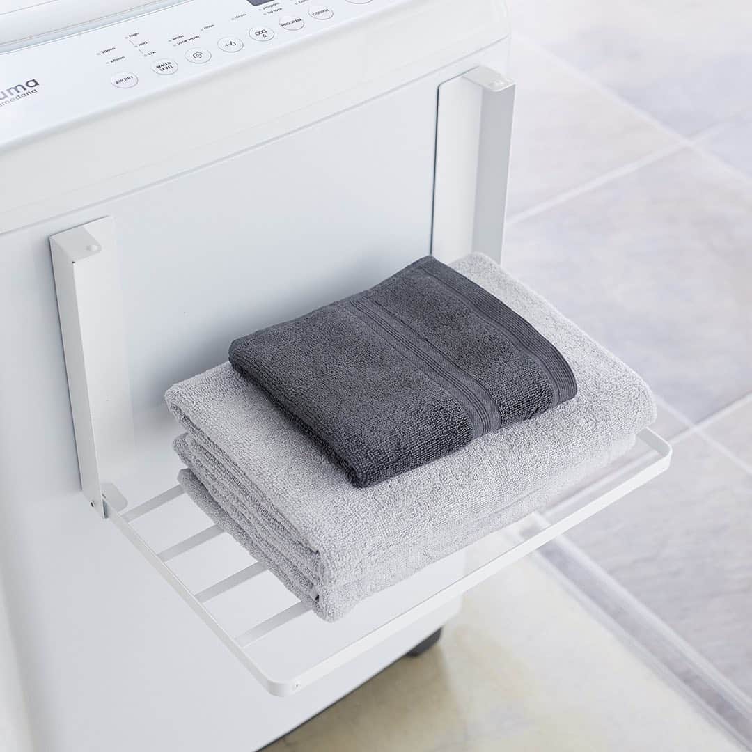 yamazaki_japanさんのインスタグラム写真 - (yamazaki_japanInstagram)「洗濯機に取り付けできる便利な折り畳み棚「洗濯機横マグネット折り畳み棚 タワー」のご紹介です。  マグネットを使って洗濯機に直接取り付けできる使いやすい折り畳み棚。 洗濯機の正面や側面に簡単に取り付け可能です。 バスタオルや着替えを置けるスペースができるため、洗濯機上へのちょい置きがなくなって快適に。  使用しないときは設置したまま折り畳むことで邪魔になる心配もありません。  ■SIZE：　約W41×D27×H25.5cm　(収納時約W41×D4×H25.5cm)　■耐荷重　約1.5kg  --------------------------------- 山崎実業のコラムサイト「Simple Life Lab.」も運営中◎ 暮らしのアイデアや、漫画ヤマクマちゃんなど様々なコンテンツが掲載されています。 是非ご覧ください。 https://www.yamajitsu.co.jp/lab/ --------------------------------- . #home#tower#ランドリー#ランドリー収納#折り畳み棚#洗濯機#洗濯機横収納#ランドリースペース#お風呂#バスルーム#バスタイム#暮らし#丁寧な暮らし#シンプルライフ#おうち#北欧雑貨#北欧インテリア#シンプル#モダン#便利#おしゃれ #雑貨 #yamazaki #山崎実業」9月18日 16時59分 - yamazaki.home.channel