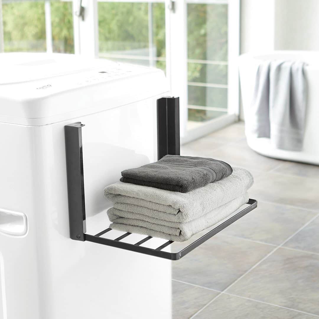 yamazaki_japanさんのインスタグラム写真 - (yamazaki_japanInstagram)「洗濯機に取り付けできる便利な折り畳み棚「洗濯機横マグネット折り畳み棚 タワー」のご紹介です。  マグネットを使って洗濯機に直接取り付けできる使いやすい折り畳み棚。 洗濯機の正面や側面に簡単に取り付け可能です。 バスタオルや着替えを置けるスペースができるため、洗濯機上へのちょい置きがなくなって快適に。  使用しないときは設置したまま折り畳むことで邪魔になる心配もありません。  ■SIZE：　約W41×D27×H25.5cm　(収納時約W41×D4×H25.5cm)　■耐荷重　約1.5kg  --------------------------------- 山崎実業のコラムサイト「Simple Life Lab.」も運営中◎ 暮らしのアイデアや、漫画ヤマクマちゃんなど様々なコンテンツが掲載されています。 是非ご覧ください。 https://www.yamajitsu.co.jp/lab/ --------------------------------- . #home#tower#ランドリー#ランドリー収納#折り畳み棚#洗濯機#洗濯機横収納#ランドリースペース#お風呂#バスルーム#バスタイム#暮らし#丁寧な暮らし#シンプルライフ#おうち#北欧雑貨#北欧インテリア#シンプル#モダン#便利#おしゃれ #雑貨 #yamazaki #山崎実業」9月18日 16時59分 - yamazaki.home.channel