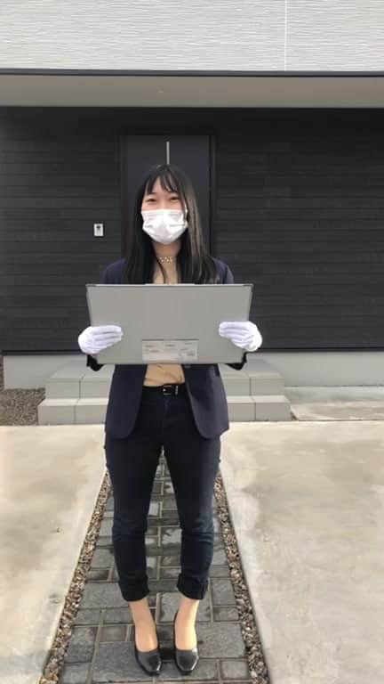 homelife 夢を叶える暮らし方のインスタグラム：「豊岡市にございますホームライフの建売のお家です🏠  . 家づくりの資料請求はこちらから @homelife_shiryou  .  #一戸建て #ルームツアー #カリフォルニアスタイル #LDK #ウォークインクローゼット #お洒落なお家 #おしゃれ #こだわり #ローコスト住宅 #マイホーム #夢のマイホーム #間取り #シンプルな暮らし #暮らしを楽しむ #注文住宅 #自由設計 #デザイン住宅 #myhome #family #house #home #homelife_京都 #homelife_大阪 #homelife_兵庫 #ホームライフ #ホームライフ100 #アーキホームライフ」