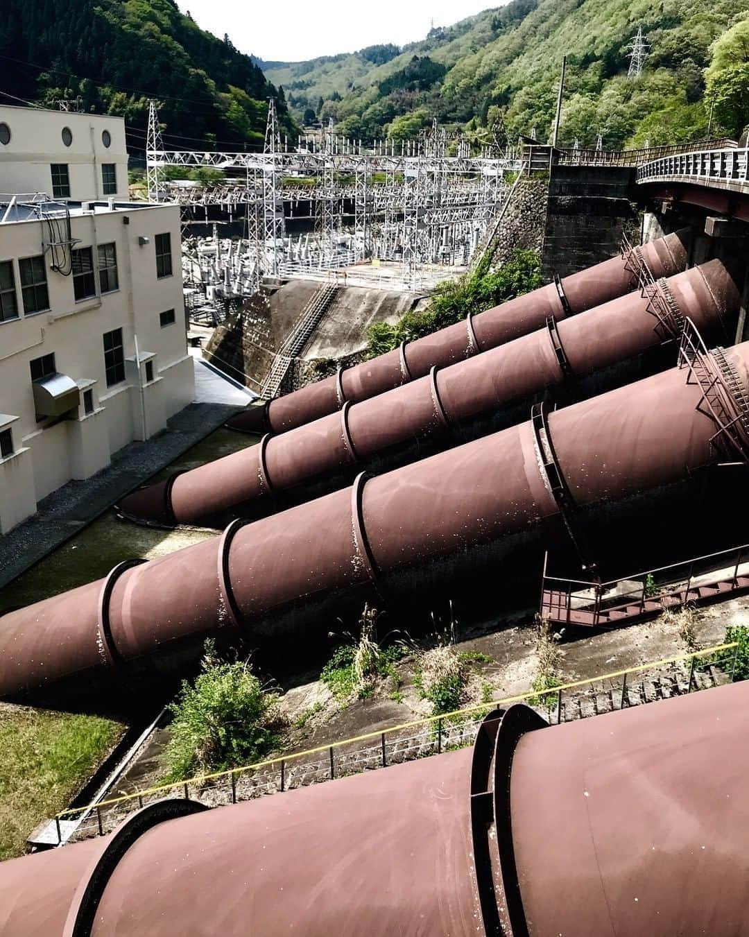 ?長野県 観光 公式インスタグラム さんのインスタグラム写真 - (?長野県 観光 公式インスタグラム Instagram)「//﻿ Photo by @sinchan63﻿ ﻿ Yasuoka Dam﻿ (Yasuoka Village, Anan Town)﻿ ﻿ The Yasuoka dam is an energy-producing dam built on the Tenryu River.﻿ ﻿ It is designated one of Japan’s 2000 heritages of modern civil engineering.﻿ ﻿ The pipes that funnel water into the hydro turbines, called penstocks, create an impressive sight.﻿ ﻿ ＝＝＝＝＝＝＝＝＝﻿ ﻿ 水力発電の要﻿ 「泰阜ダム」﻿ （やすおか）﻿ ＠泰阜村、阿南町﻿ ﻿ 天竜川にかかる発電専用の﻿ 「泰阜（やすおか）ダム」🍃﻿ ﻿ 「日本の近代土木遺産﻿ 現存する重要な土木構造物2000選」﻿ にも選定されています✨﻿ ﻿ 取り込んだ水を発電所に送る﻿ 「水圧鉄管」と呼ばれるパイプが﻿ 迫力ある光景を作り出していますよ😮﻿ ﻿ ＿＿＿＿＿＿＿＿＿ ﻿ ﻿ 📸インスタアワード作品募集中📸﻿ 応募期間8/19～11/10﻿ 詳しくはプロフィールのリンクからご覧ください﻿ ﻿ @nagano_japan﻿ @jr_nagano_train﻿  をフォローして﻿ 応募期間(8/19～11/10)内に ﻿ 長野県内で撮った写真に﻿ #長野の車窓から﻿ #”撮影場所”﻿ を付けて投稿するだけ✨﻿ ﻿ ＿＿＿＿＿＿＿＿＿﻿ ﻿ Location /Yasuoka Village, Anan Town, Japan ﻿ ﻿ #おうちでながの﻿ #長野のいいところ ﻿ #泰阜ダム﻿ #泰阜村﻿ #阿南町」9月18日 17時00分 - nagano_japan