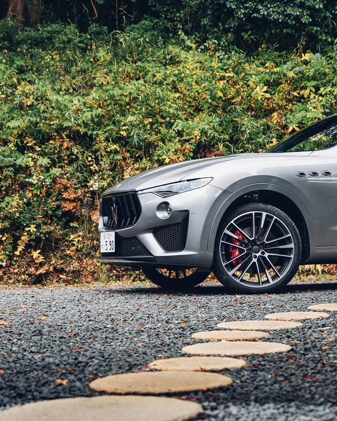 Maserati Japan | マセラティ ジャパンのインスタグラム：「あらゆるディテールが主張する、強烈な個性と存在感。『レヴァンテ トロフェオ』は、デザインという“言語”を通して、マセラティの美を雄弁に語りかけてきます。  #Maserati #マセラティ  #MaseratiJapan #マセラティジャパン #LevanteTrofeo #レヴァンテトロフェオ」