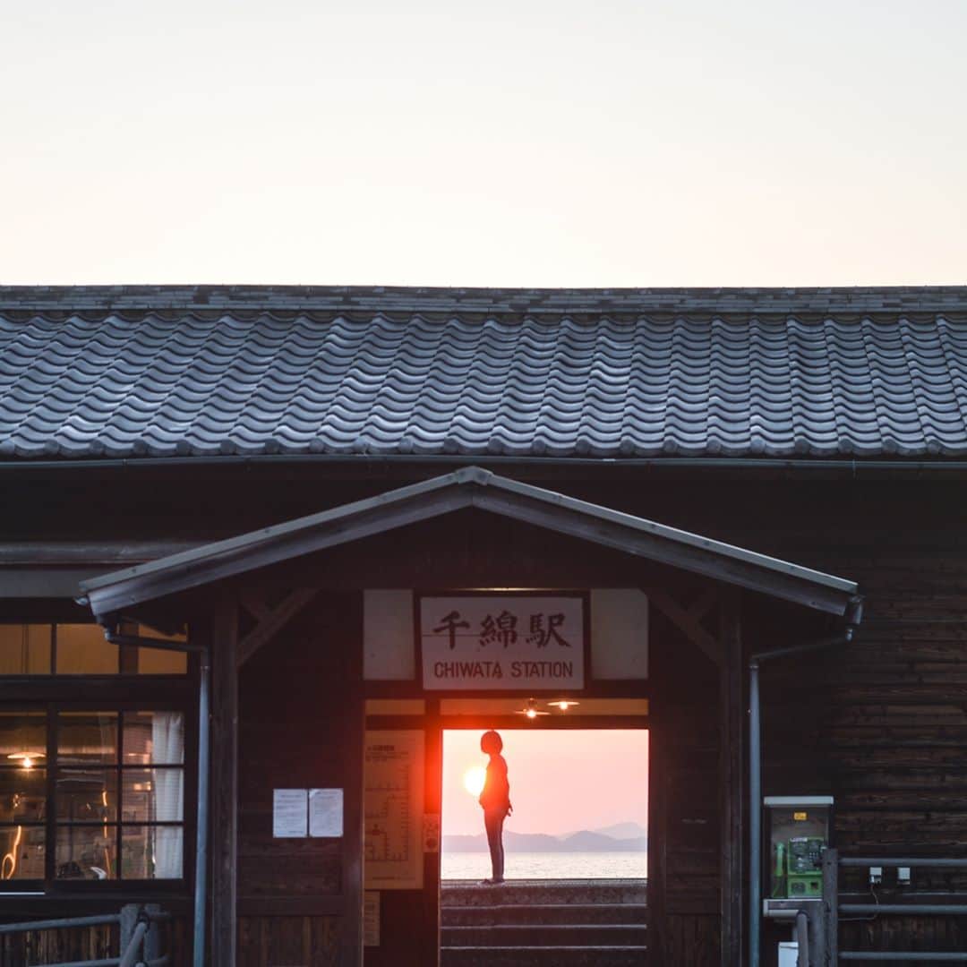 九州電力さんのインスタグラム写真 - (九州電力Instagram)「レトロな駅舎越しに見える鮮やかな夕日🌅⁣ .⁣ 時代を感じる駅舎と夕日と海。どこか懐かしい気持ちになれる風景ですね🚉⁣ .⁣ 写真提供：@sorriso.chiwata⁣ .⁣ 📍千綿駅⁣ 🚃JR長崎駅から区間快速で約1時間10分⁣ .⁣ ※写真は過去に撮影されたものです。⁣ 気兼ねなくお出かけできる日が来るまで、お届けする九州の風景が、皆さまの元気や癒しになれば幸いです🍀⁣ 九電グループでは、「あしたプロジェクト～あしたを、しんじて、たすけあおう～」を展開しています。詳しくは、HPをご覧ください✨⁣ .⁣ 現在九州電力では、SNSに関するアンケート調査を実施しております。⁣ 回答いただきました方から抽選で100名様に、Amazonギフト券500円分をプレゼントいたします。⁣ 詳しくは、プロフィール欄をご覧ください。⁣ .⁣ #九電 #kyuden #九州の灯り #九州ぐらむ #広がり同盟 #九州旅行 #九州 #九州愛 #kyushu #長崎 #nagasaki #ながさき #東彼杵町 #大村湾 #千綿駅 #レトロ駅舎 #駅舎 #海の見える駅 #レトロ #ノスタルジー #夕焼け空 #夕暮れ時 #海と空 #日本の風景 #絶景スポット #絶景delic #tripgramjp #お写んぽ #おうちで旅行気分 #あしたプロジェクト」9月18日 17時01分 - kyuden_official