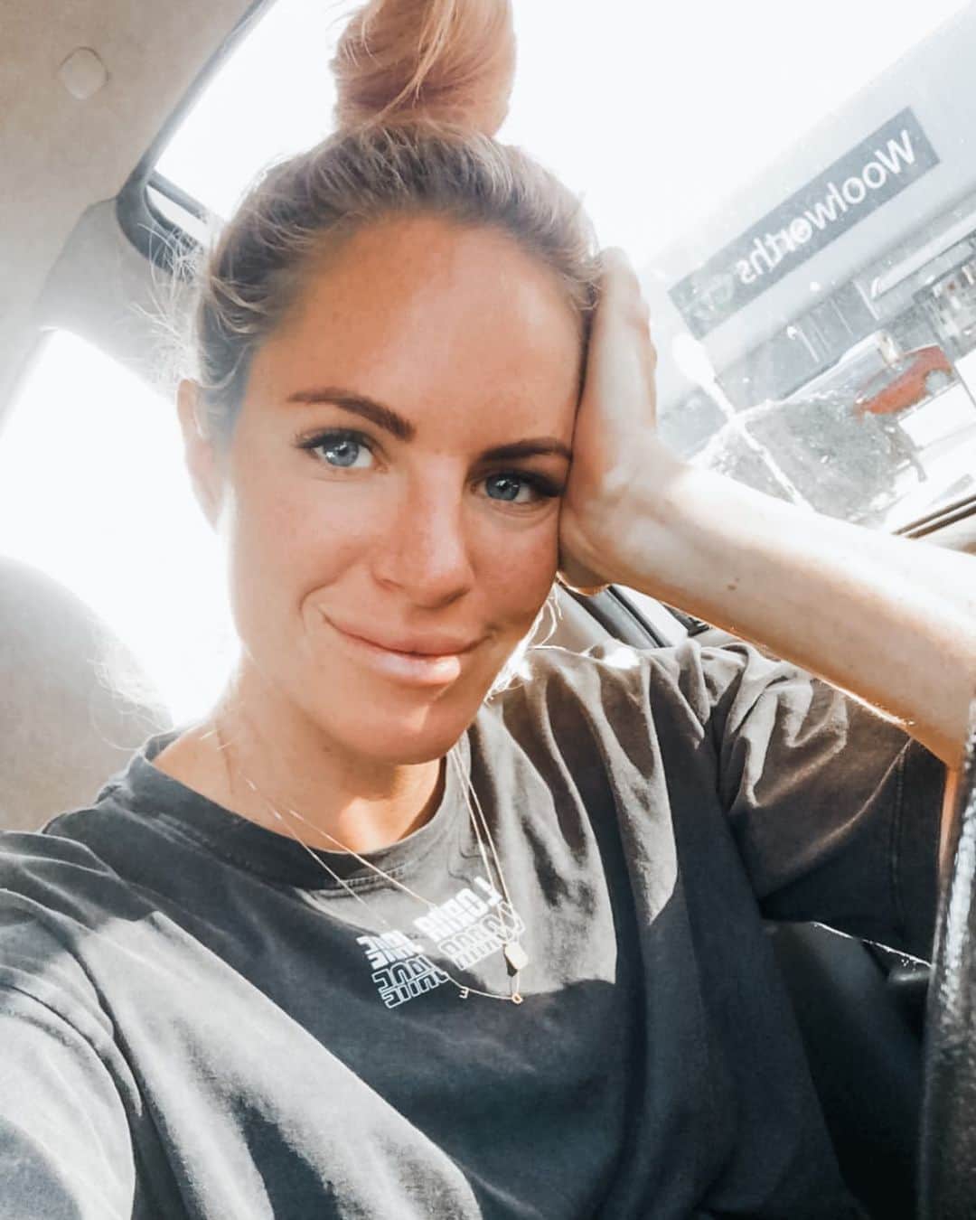 エミリー・シーボームのインスタグラム：「When you pull up at the front of woolies but you’re feeling yourself!  #selfie #friday #mood #active #activewear」