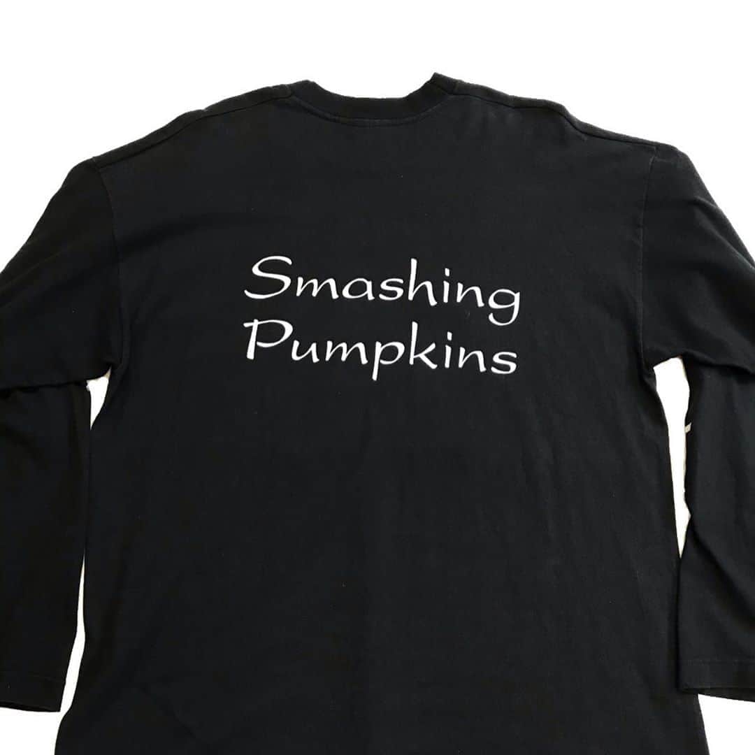 ジャムルさんのインスタグラム写真 - (ジャムルInstagram)「1990's～ Smashing Pumpkins ロンT ¥18000+tax .  90年代のオルタナ・シーンを代表するバンド、スマパン。 彼等の当時物のTシャツはどれも人気が高く、グラフィックも秀逸な物ばかりです。  こちらは比較的シンプルなデザインのロンT。 スターロゴから考えて、ZEROの頃の物だと思います。 袖プリ入りの大きめサイズが可愛い1枚です。 . 人気も価格も上がっているスマパンのTシャツ。 この機会に是非ご検討下さい！  タグはカットされていますがアイルランド製 SCREEN STARSで間違い無いと思います。 裾はシングルステッチ、全体的に多少の使用感はございますが コンディションは一般的なUSEDレベルです。 .  WEB SHOPに入荷しております。 是非ご覧ください。 jammru.com  #お問い合わせはお電話で承ります #jammru#jammru_tee#smashingpumpkins #vintagetshirt#vintagetee#bandtee  #osaka  #fashion  #streetstyle  #streetfashion  #vtg  #vintage  #used  #usedclothing  #古着 #古着屋 #ファッション #70s #80s #90s #ご来店の際はマスクの着用をお願い致します」9月18日 17時04分 - jammru