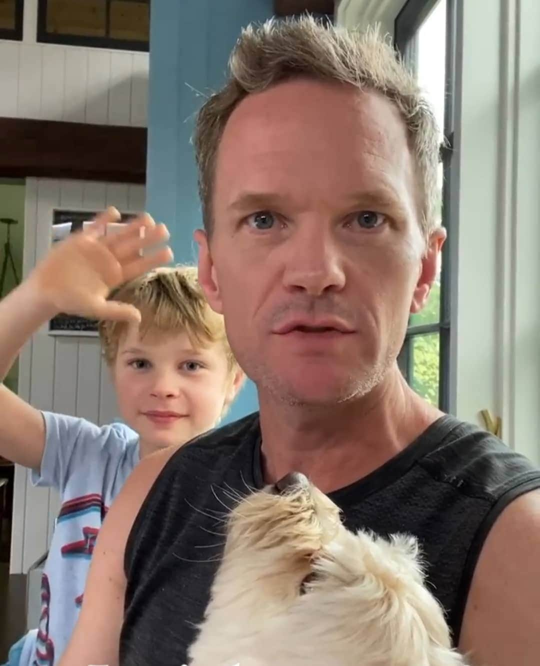 ニール・パトリック・ハリスのインスタグラム：「Happy Friday! 😊 #neilpatrickharris #nph #tagsforlikes #actor #lovehim #handsome #gidget #twins #gideonscott #papa #awesome #legendary @nph 🥰💙」