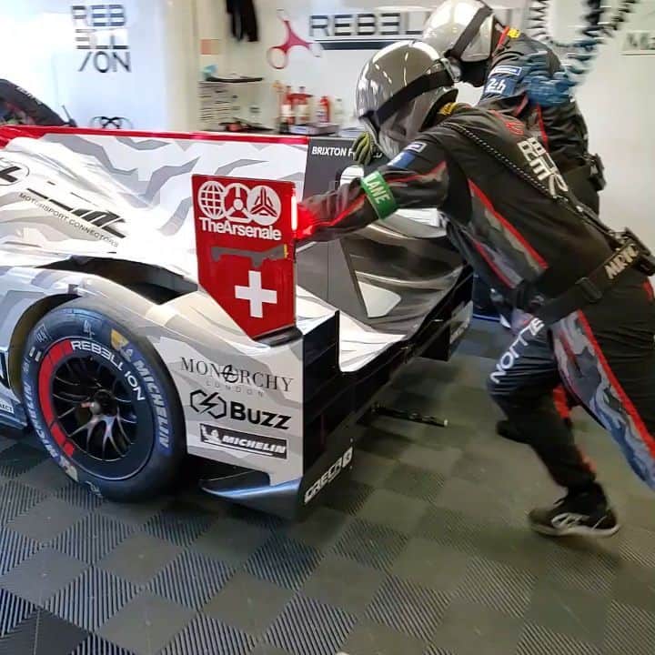 ブルーノ・セナのインスタグラム：「Último treino antes da corrida. Acelera Rebells! Last practice before the race! Push #Rebells #becausewearerebells @rebellion_racing @rebelliontimepieces @bellracinghq @hypexracewear」