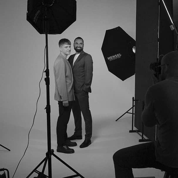 マルチン・ヴァシレフスキのインスタグラム：「Ojciec i syn 🤝@studiounique.cracow Backstage z sesji dla @ellemanpolska :) foto @michal_ossowski00  @olivierjaniak 📸 @massaphotographer」