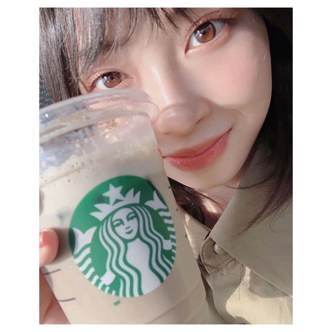 辻野かなみのインスタグラム：「❤︎﻿ ﻿ 今日は暑いですね☀️﻿ ﻿ 今年の冬に発売のアルバムの準備へ行ってきます🎶﻿ ﻿ ﻿ この間、お久しぶりにスタバへ☺️﻿ ﻿ ほうじ茶ティーラテに﻿ 追加でわらび餅を入れたら😳❣️﻿ ﻿ めちゃくちゃ美味しかったです💓﻿ ﻿ ﻿ ﻿ #自然光 #自然光当たると目が茶色く見えるよ﻿ #裸眼だよ！ #instagood #instalike #followme」