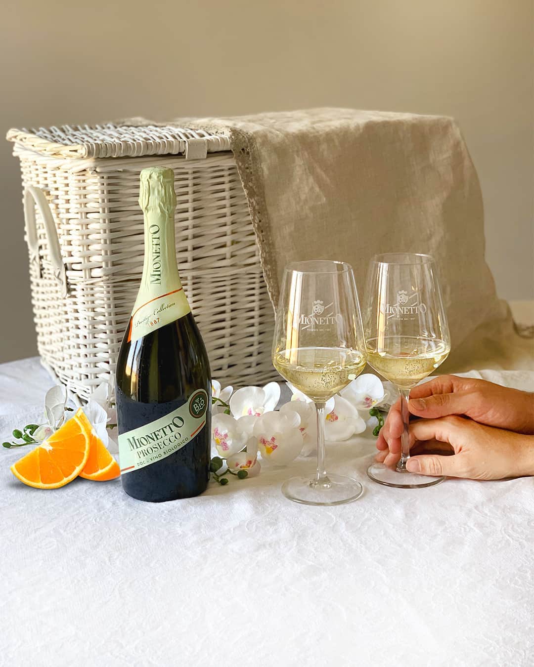 Mionetto Proseccoのインスタグラム：「@Enozioni ha tutto l’occorrente per un raffinato picnic a casa in compagnia delle bollicine di Prosecco DOC BIO Extra Dry - Prestige Collection.⁣⁣ #mionettoprosecco #mionettoinsieme⁣⁣ ⁣⁣ Bevi Mionetto responsabilmente」